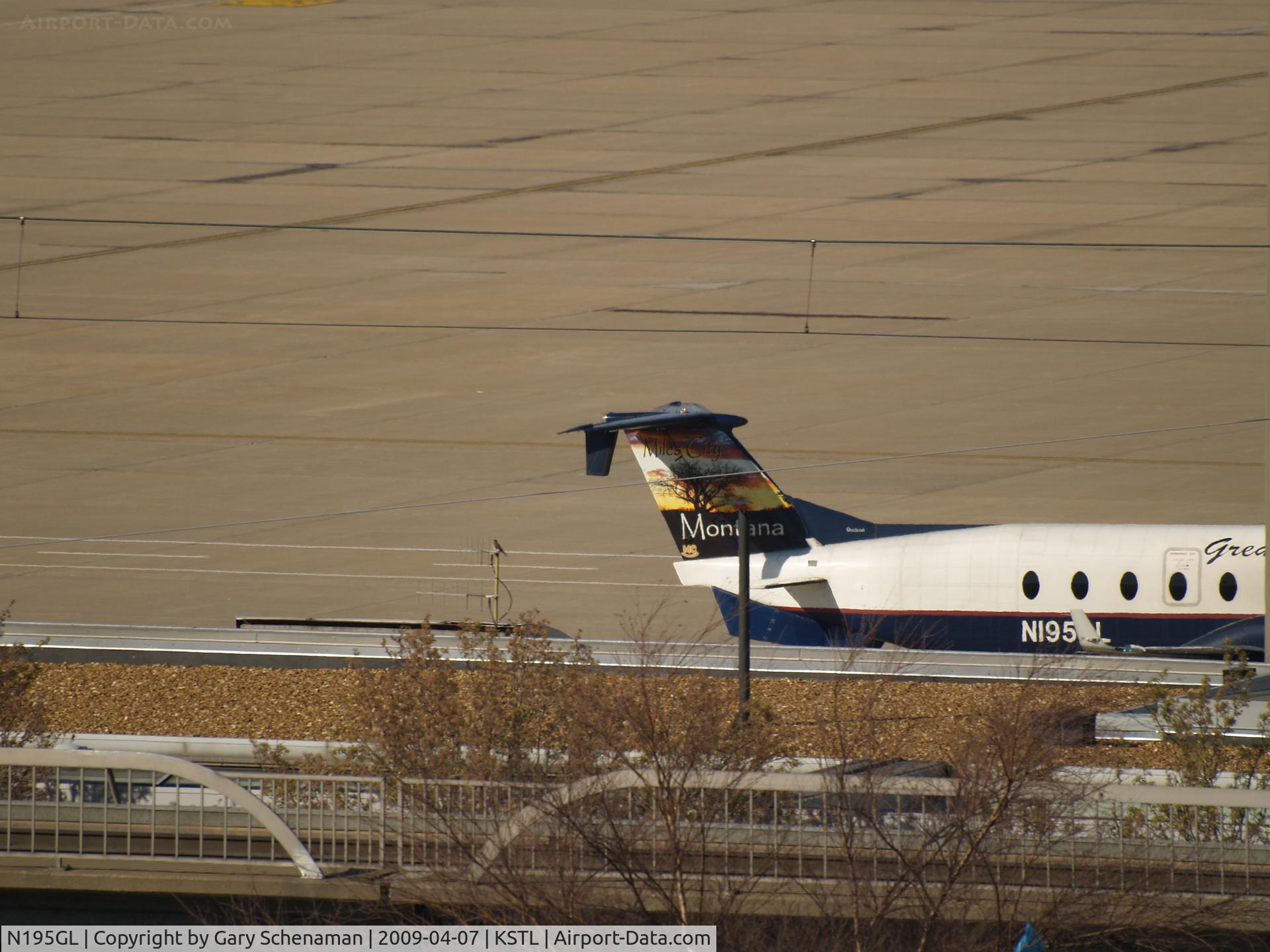 N195GL, 1996 Beech 1900D C/N UE-195, HEADING TOWARD RUNWAY