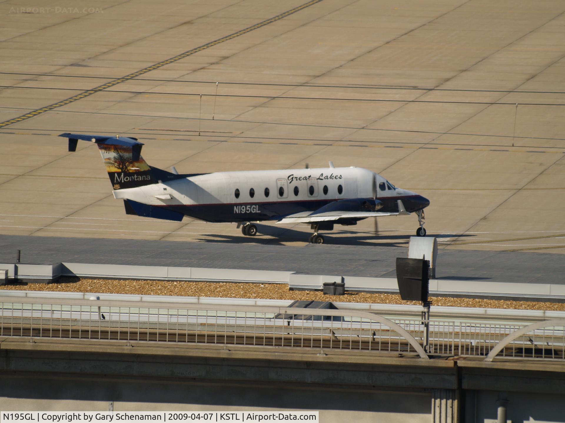 N195GL, 1996 Beech 1900D C/N UE-195, HEADING TO RUNWAY