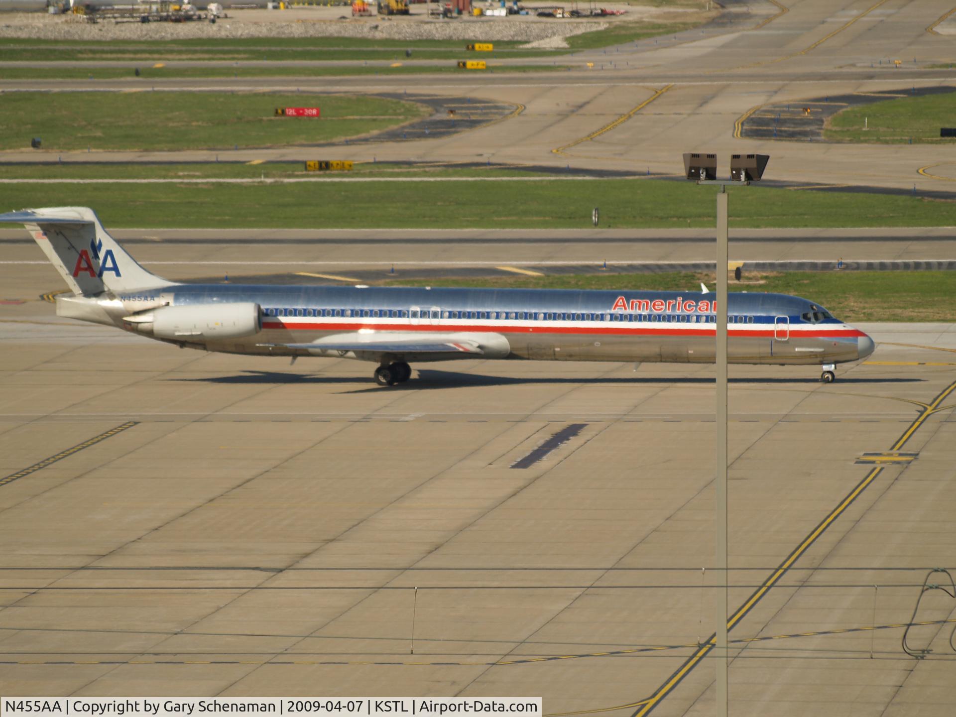 N455AA, 1988 McDonnell Douglas MD-82 (DC-9-82) C/N 49560, HEADING TOWARD RUNWAY