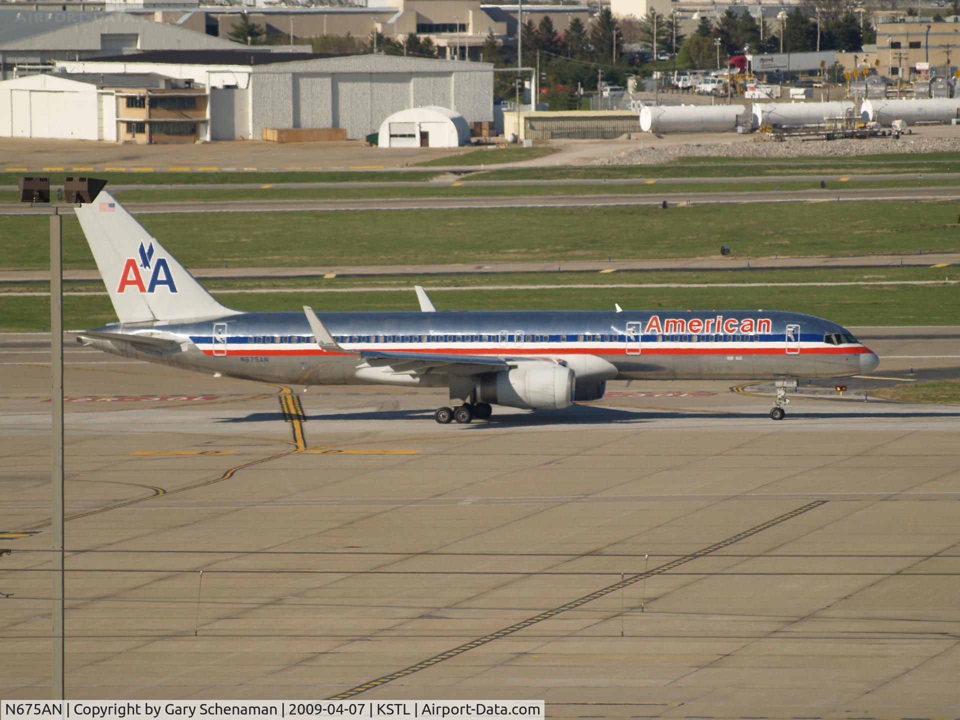 N675AN, 1998 Boeing 757-223 C/N 29425, HEADING TOWARD RUNWAY