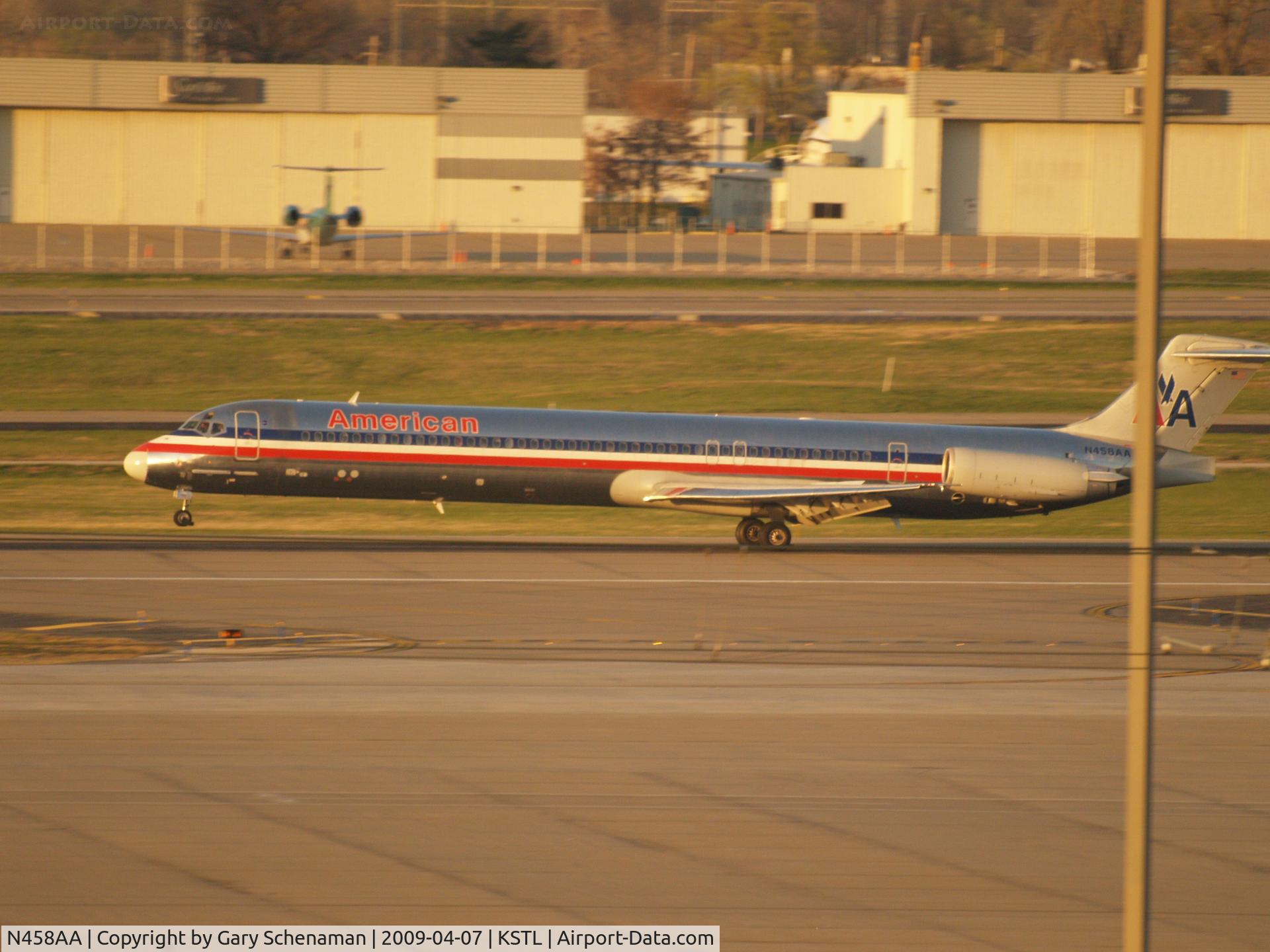 N458AA, 1988 McDonnell Douglas MD-82 (DC-9-82) C/N 49563, TAKE OFF ROLL