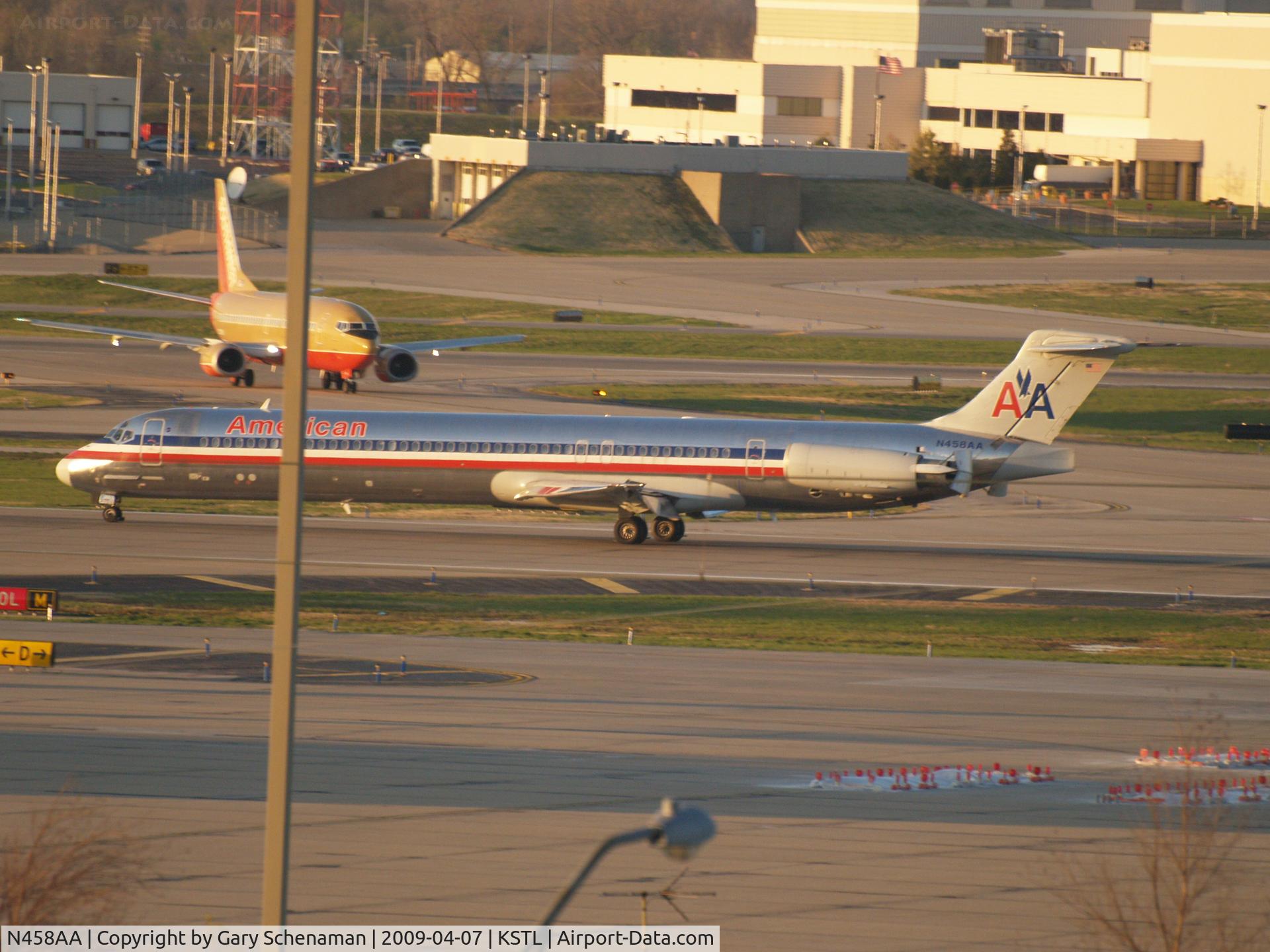N458AA, 1988 McDonnell Douglas MD-82 (DC-9-82) C/N 49563, LANDED AND HEADING TOWARD TERMINAL