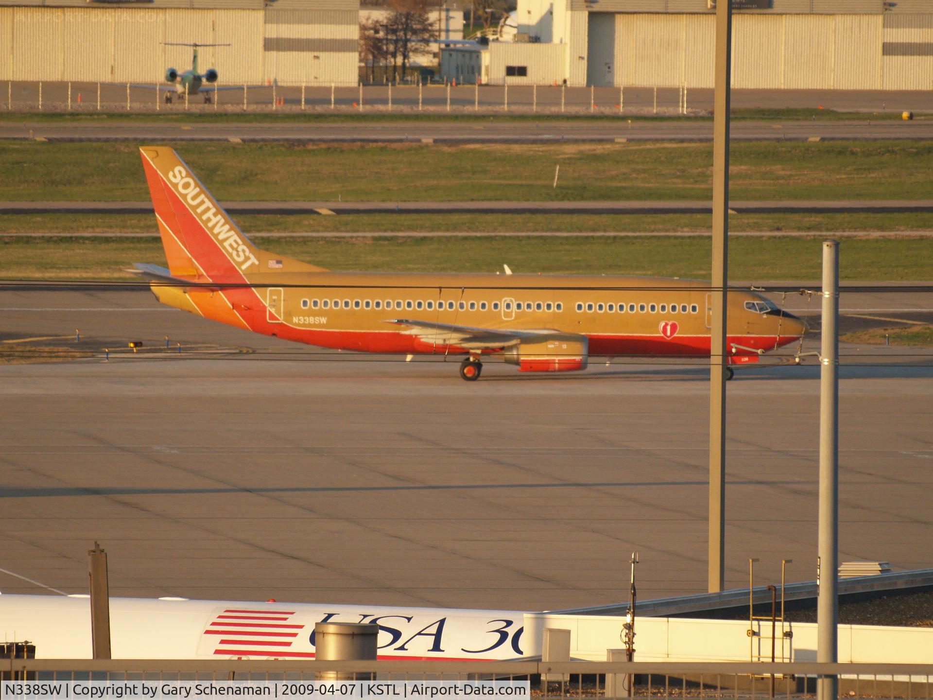 N338SW, 1988 Boeing 737-3H4 C/N 23960, HEADING TO RUNWAY
