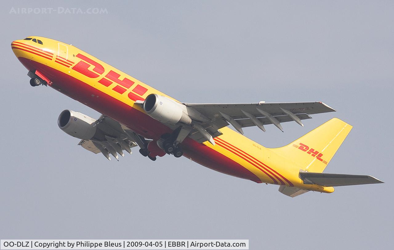 OO-DLZ, 1982 Airbus A300B4-203(F) C/N 219, Heavy freighter climbing steep from rwy 25R. Gear moving up.