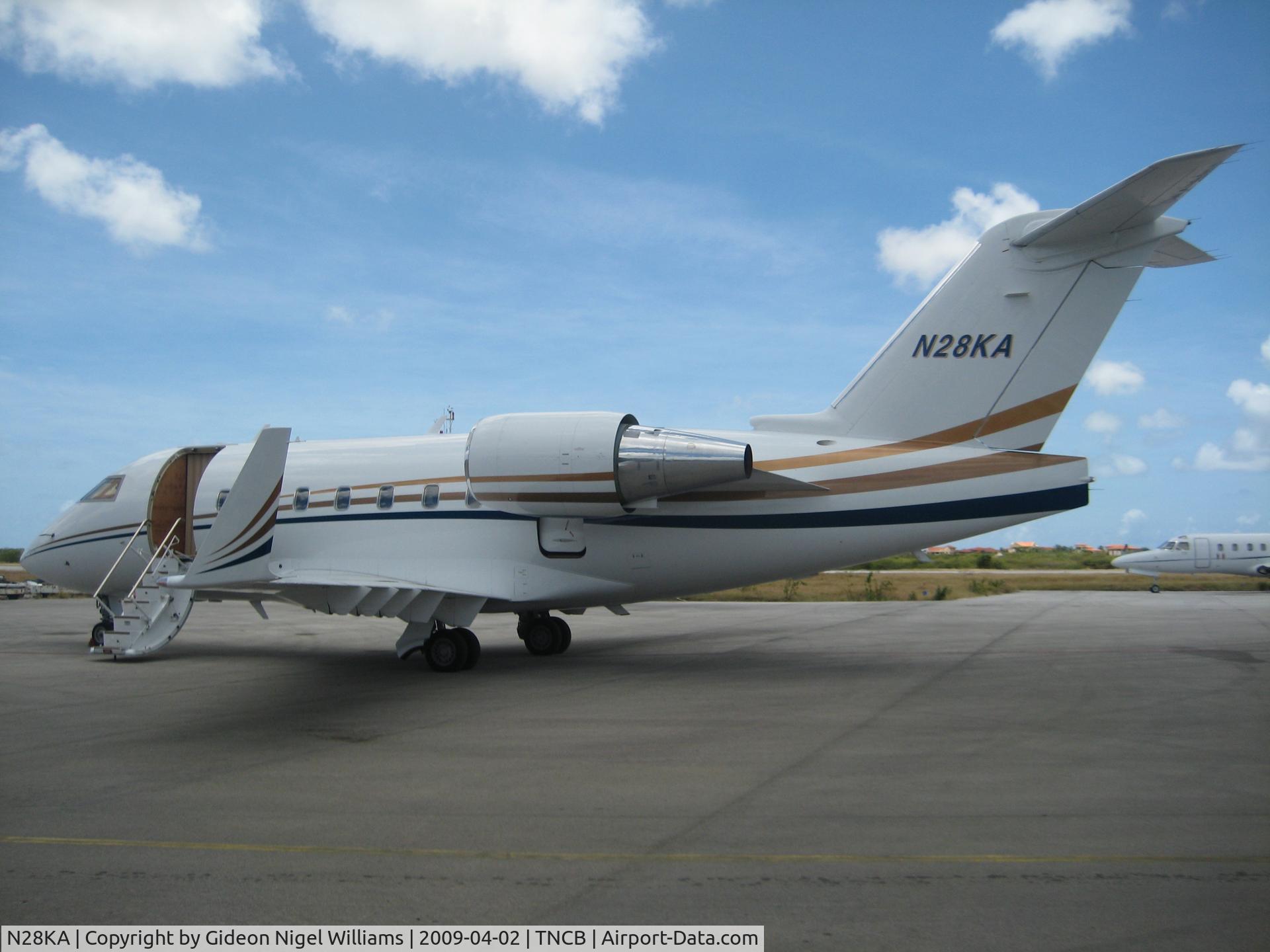 N28KA, 1995 Bombardier Challenger 604 (CL-600-2B16) C/N 5174, parked at Bonaire, during one of the busiest seasons, ever in Bonaire!
