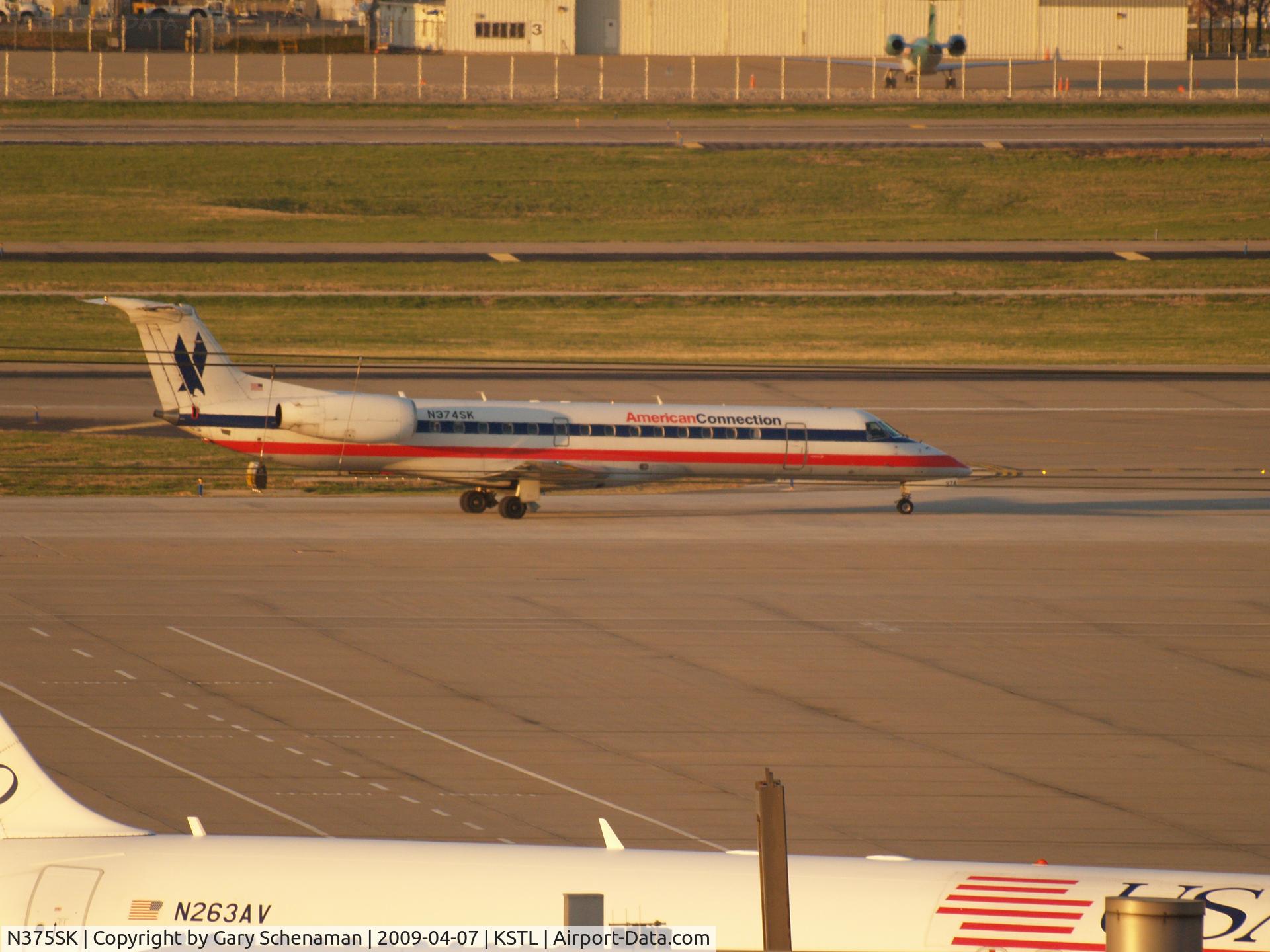 N375SK, 2002 Embraer ERJ-140LR (EMB-135KL) C/N 145569, HEADING TOWARD RUNWAY