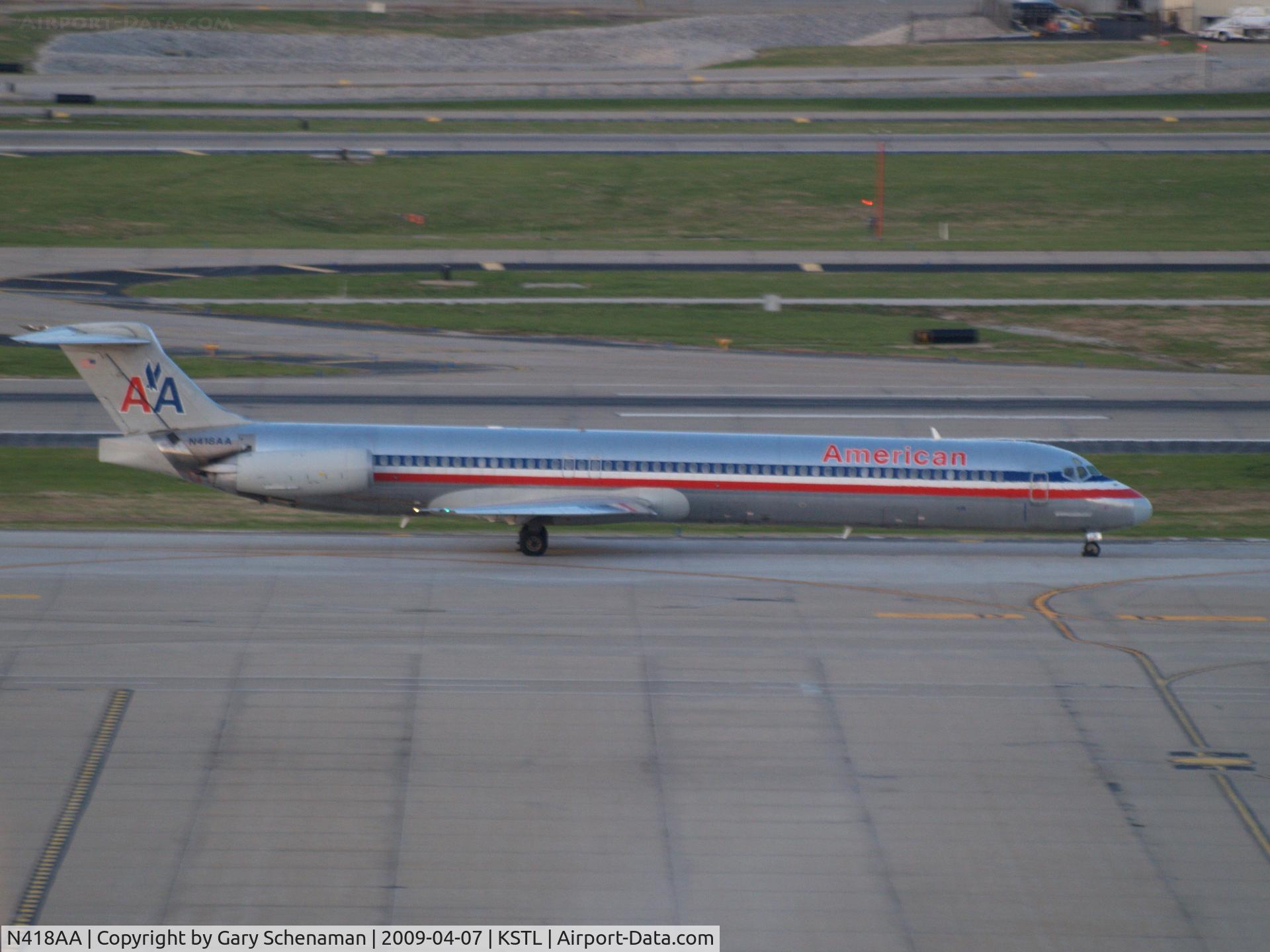 N418AA, 1986 McDonnell Douglas MD-82 (DC-9-82) C/N 49329, HEADING TOWARD RUNWAY