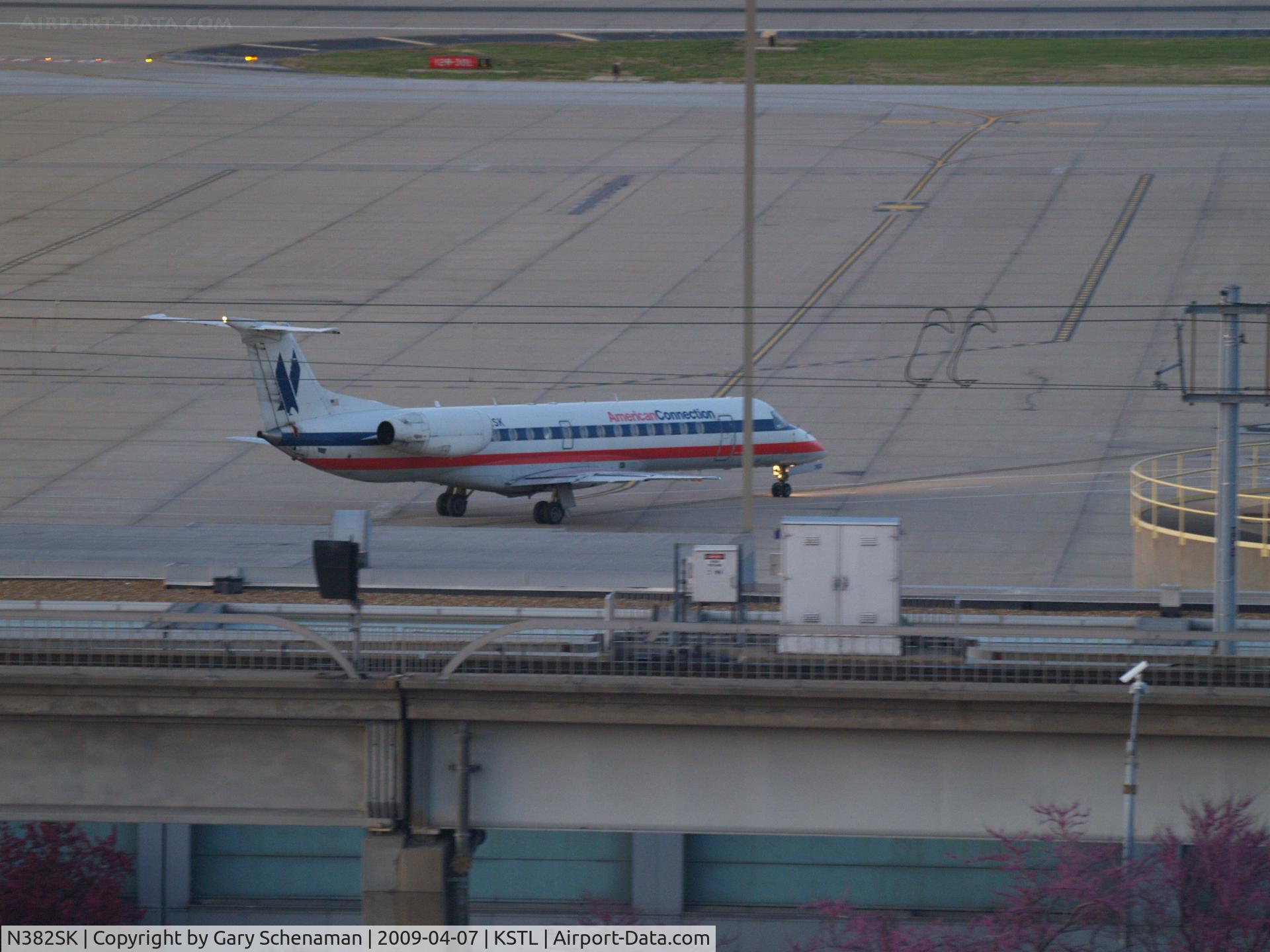 N382SK, 2002 Embraer ERJ-140LR (EMB-135KL) C/N 145624, HEADING TOWARD RUNWAY