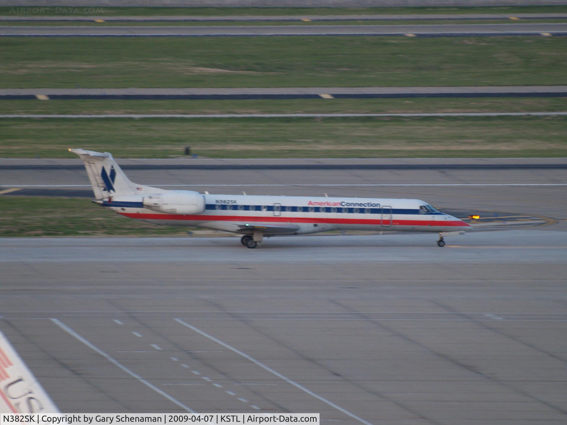 N382SK, 2002 Embraer ERJ-140LR (EMB-135KL) C/N 145624, HEADING TOWARD RUNWAY