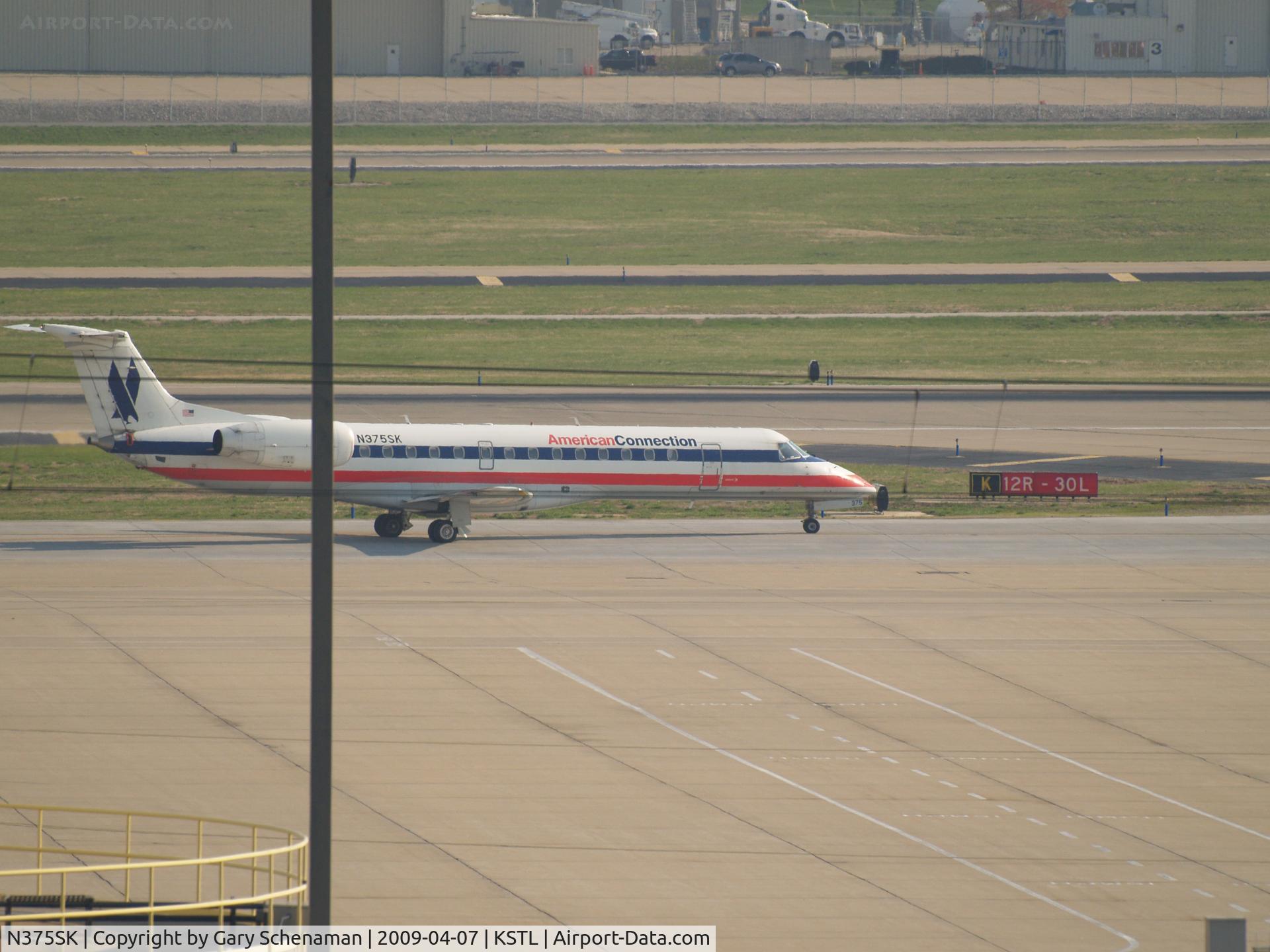 N375SK, 2002 Embraer ERJ-140LR (EMB-135KL) C/N 145569, HEADING TOWARD RUNWAY