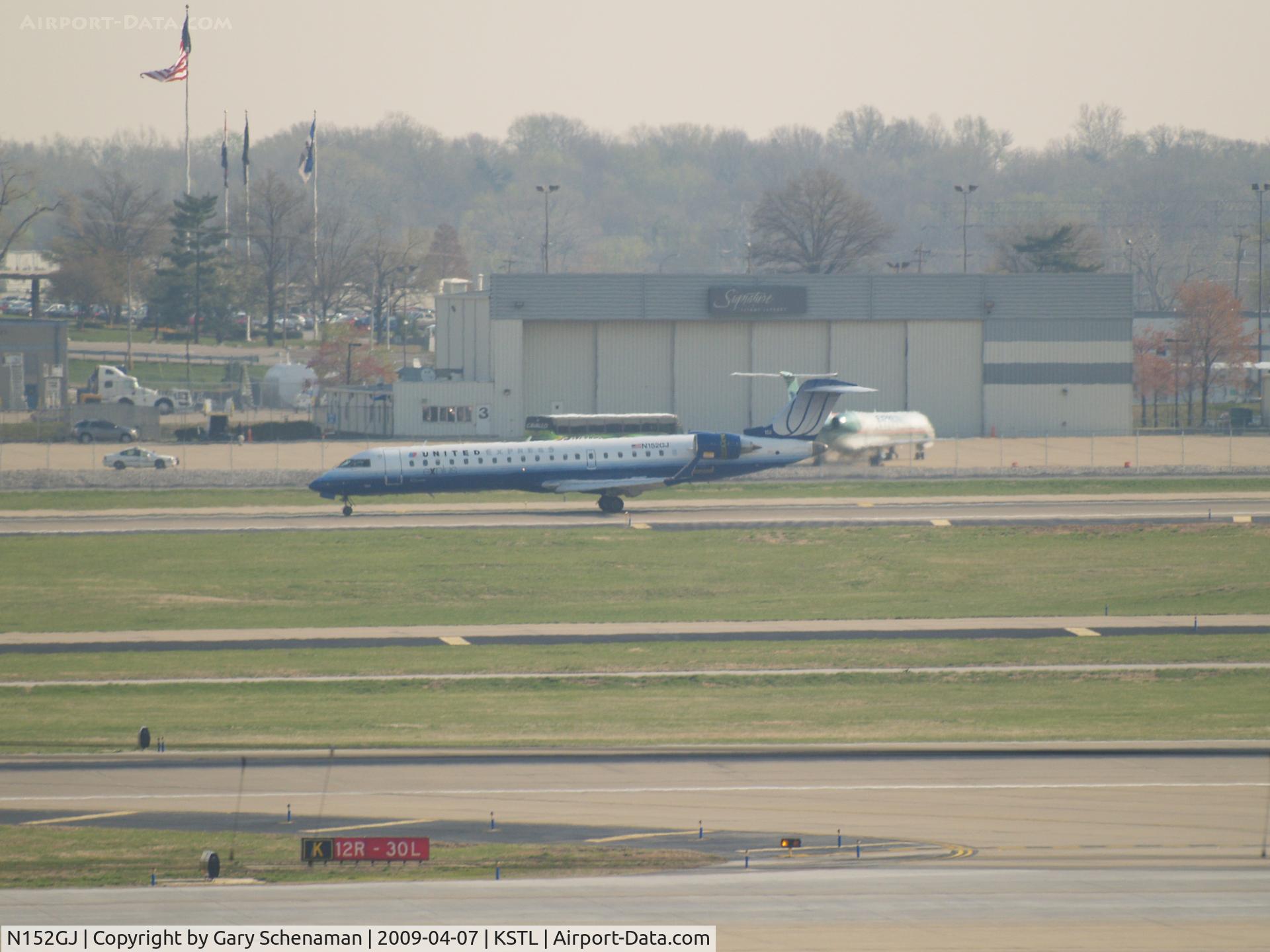 N152GJ, 2005 Bombardier CRJ-702 (CL-600-2C10) Regional Jet C/N 10218, JUST LANDED AT FAREND OF ST. LOUIS
