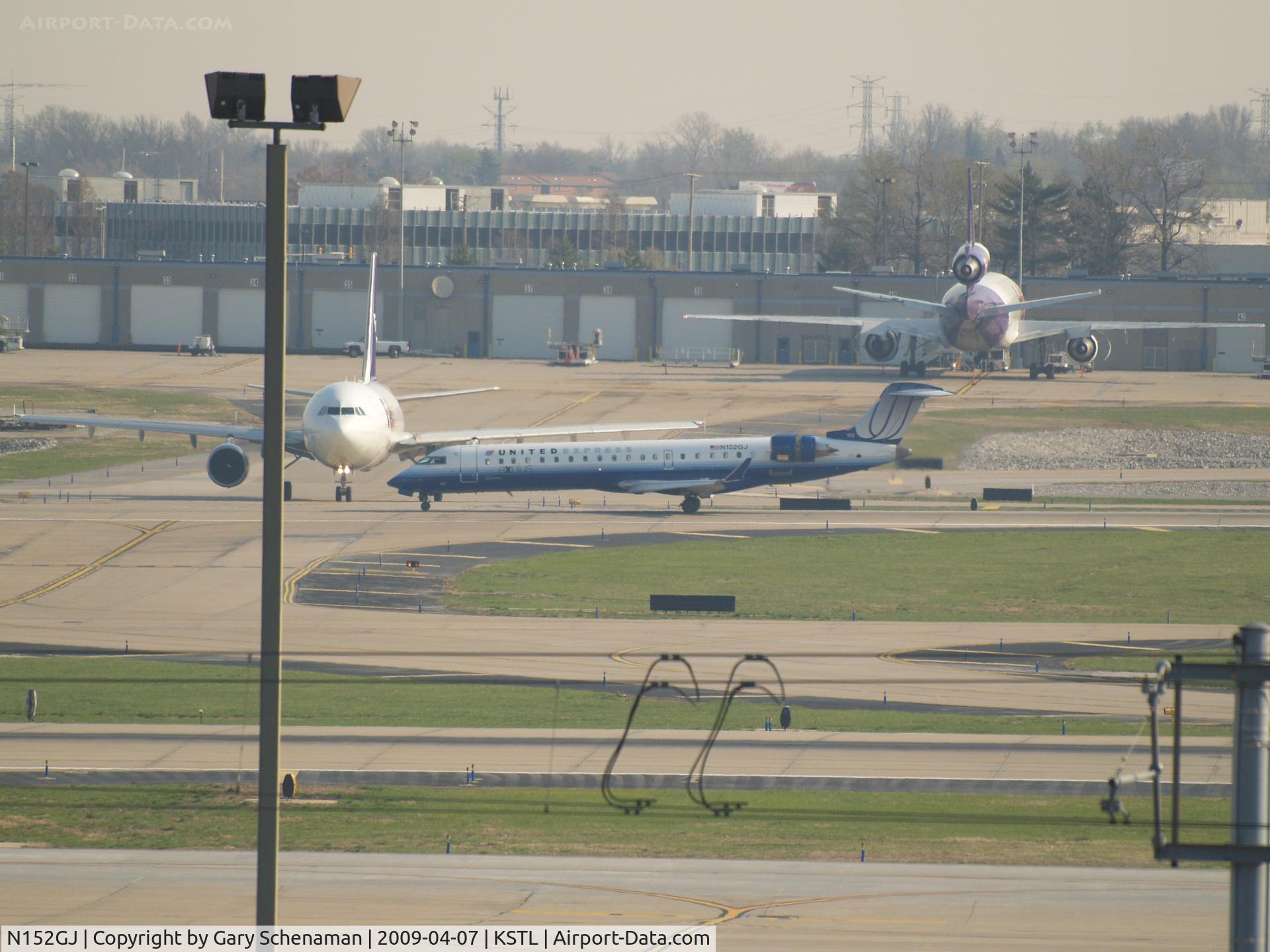 N152GJ, 2005 Bombardier CRJ-702 (CL-600-2C10) Regional Jet C/N 10218, JUST LANDED AT FAREND OF ST. LOUIS