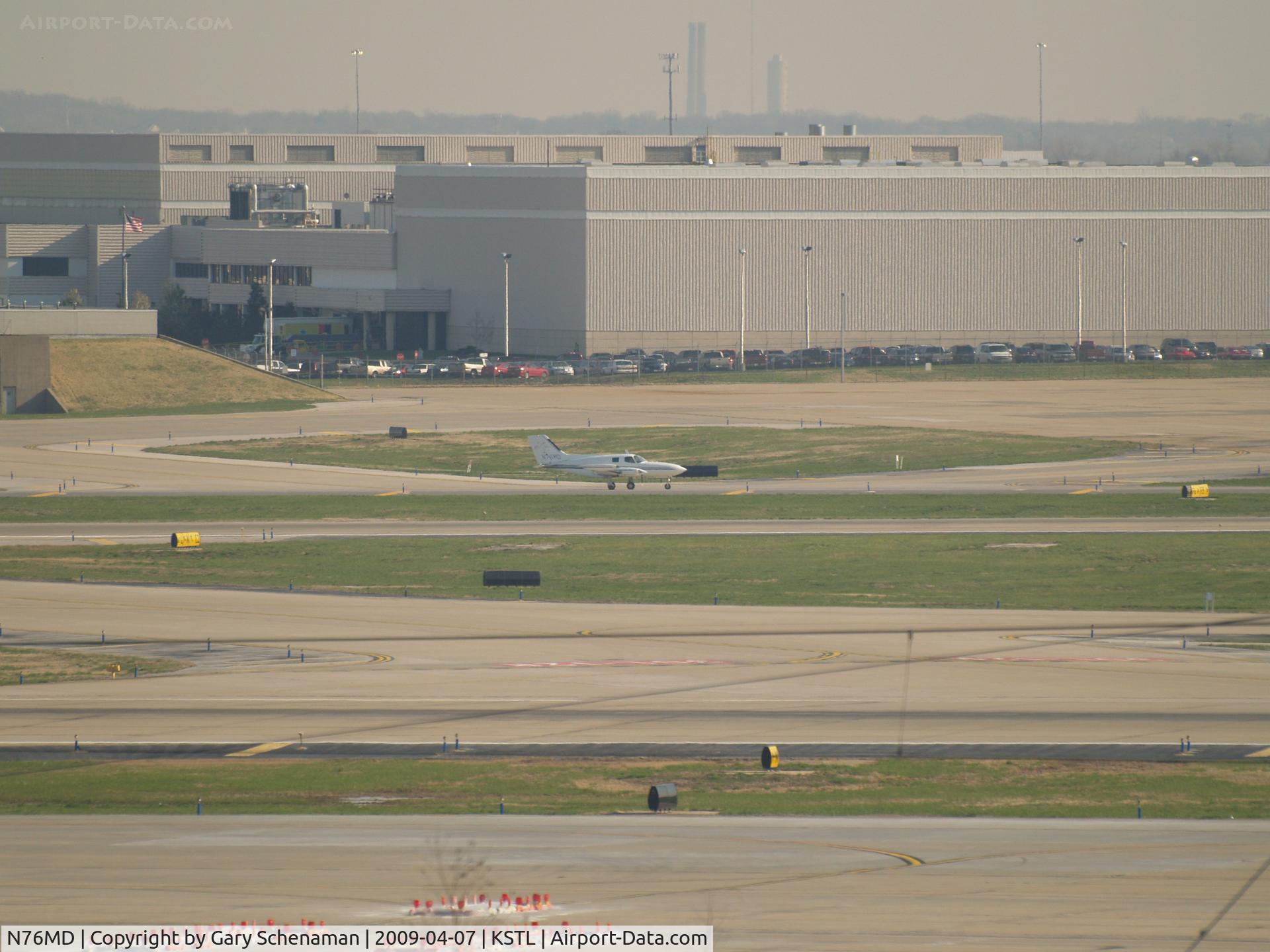 N76MD, 1977 Cessna 402B C/N 402B1055, TWIN AT FAREND OF ST. LOUIS