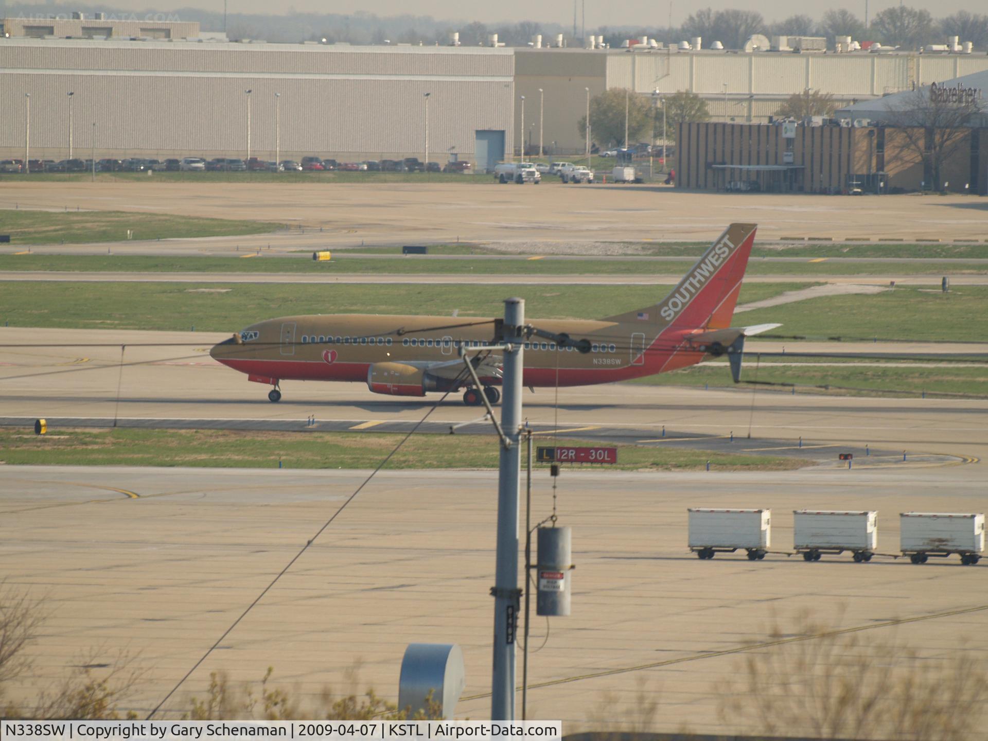 N338SW, 1988 Boeing 737-3H4 C/N 23960, HEADING DOWN RUNWAY