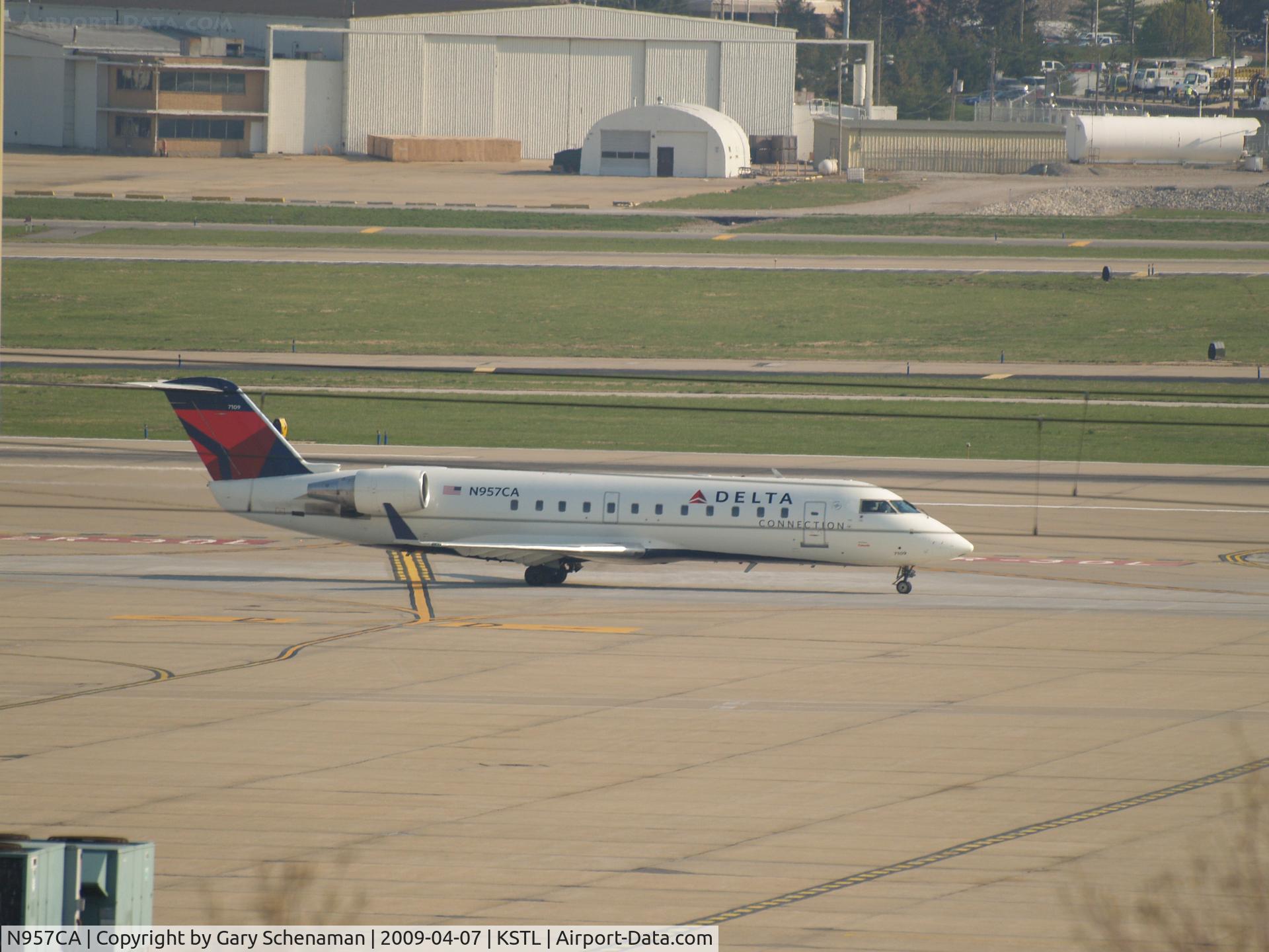 N957CA, 1996 Canadair CRJ-100ER (CL-600-2B19) C/N 7109, HEADING TOWARD RUNWAY