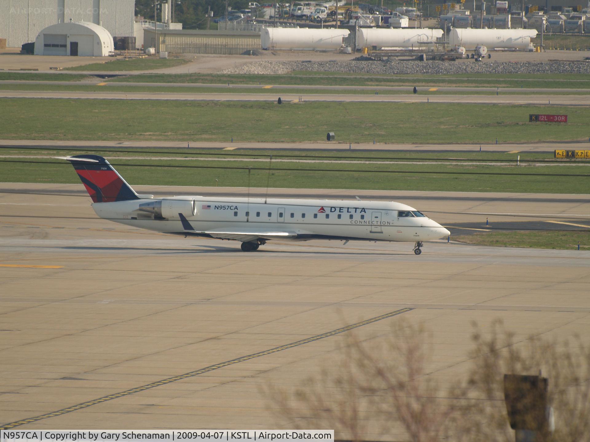 N957CA, 1996 Canadair CRJ-100ER (CL-600-2B19) C/N 7109, HEADING TOWARD RUNWAY