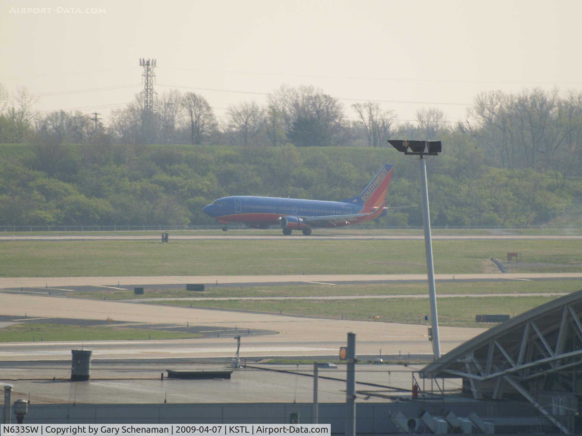 N633SW, 1996 Boeing 737-3H4 C/N 27936, JUST LANDED