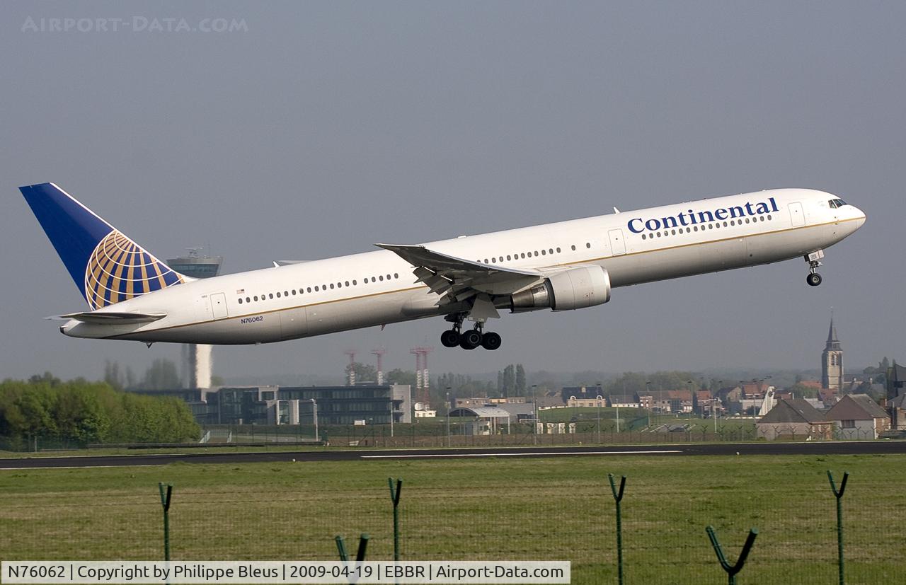 N76062, 2002 Boeing 767-424/ER C/N 29457, Streched version of my beloved 767, taking off from rwy 07R by a sunny morning.