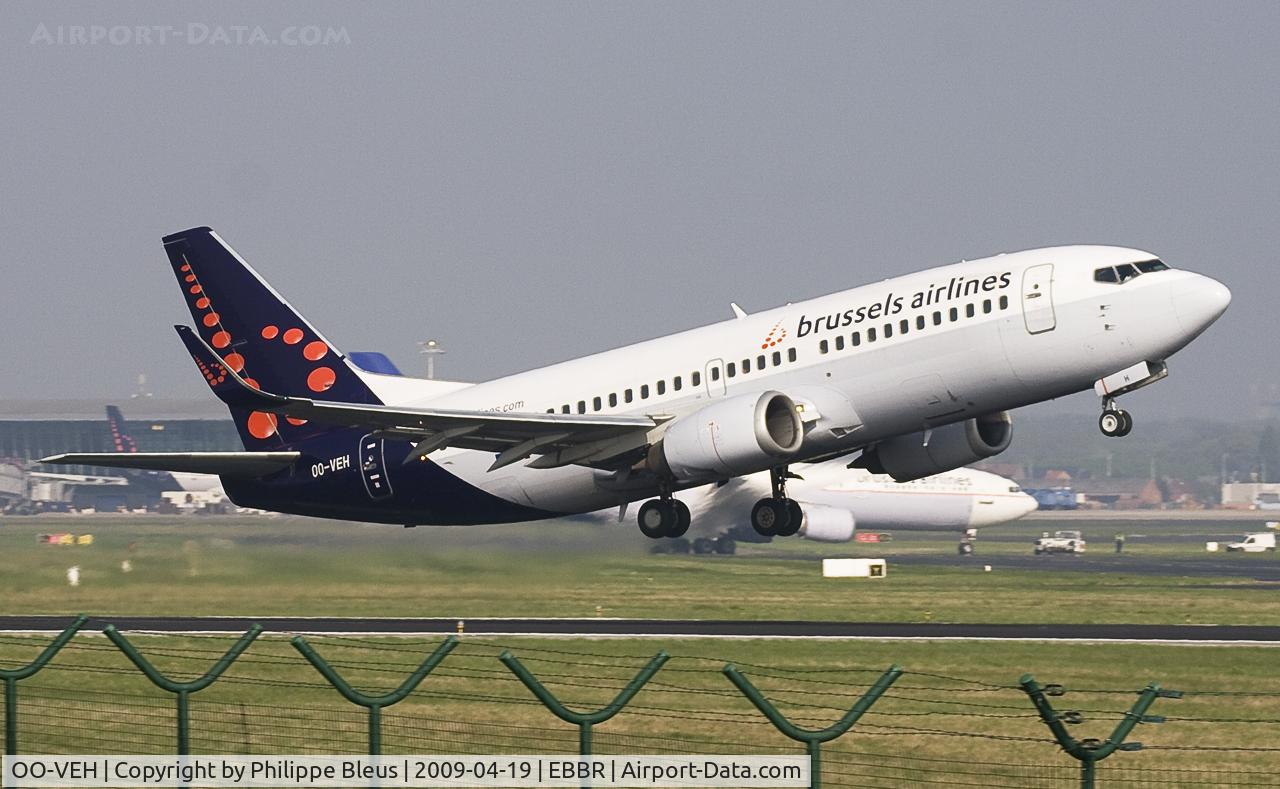 OO-VEH, 1998 Boeing 737-36N C/N 28571, Wingleted (old) local resident taking off from rwy 07R. Ex-Virgin Express plane.