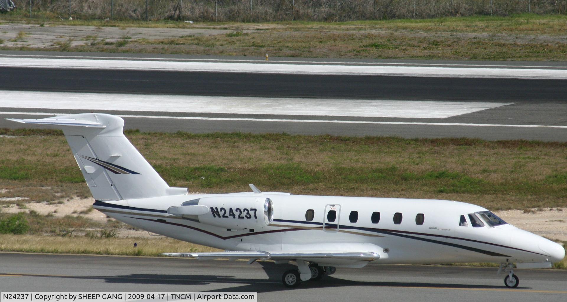 N24237, Cessna 152 C/N 15280167, taxing runway 10