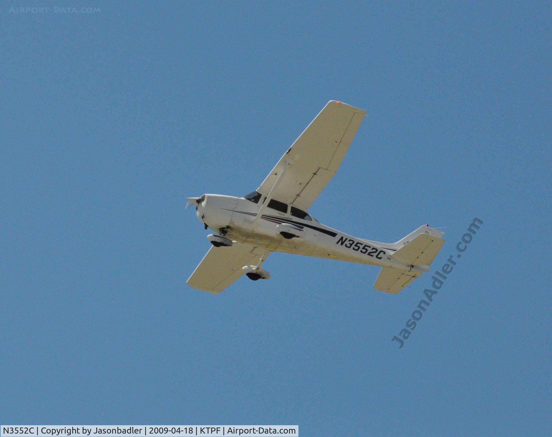 N3552C, 2001 Cessna 172S C/N 172S8900, Peter O Knight Airport was giving free rides in the training Cessna to kids ages 7 - 13. I unfortunately was unable to take advantage of the free ride. They were giving the free rides during island Fest 2009