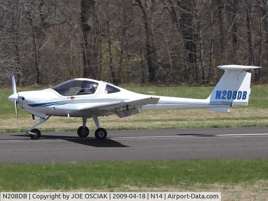N208DB, 2004 Diamond DA-20C-1 Eclipse C/N C0259, Arriving at The Flying W