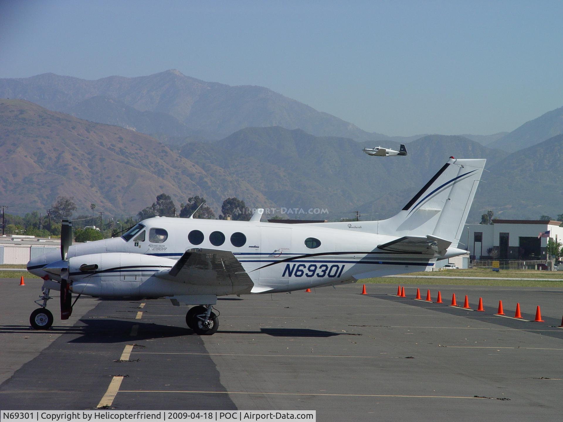 N69301, 1984 Beech C90 King Air C/N LJ-1079, Parked while 75 Mooney takes off
