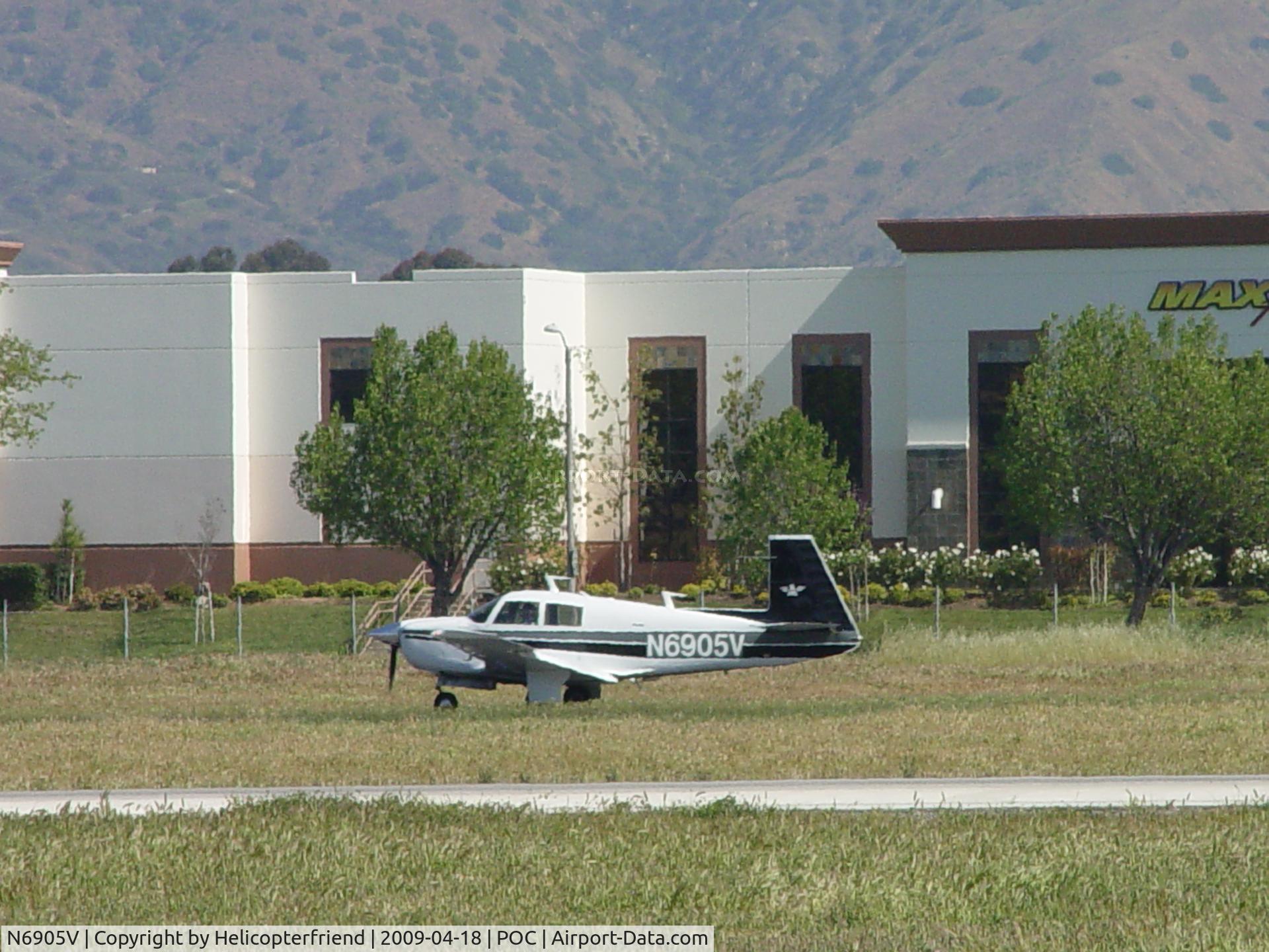 N6905V, 1975 Mooney M20C Ranger C/N 20-1175, Landing at Brackett