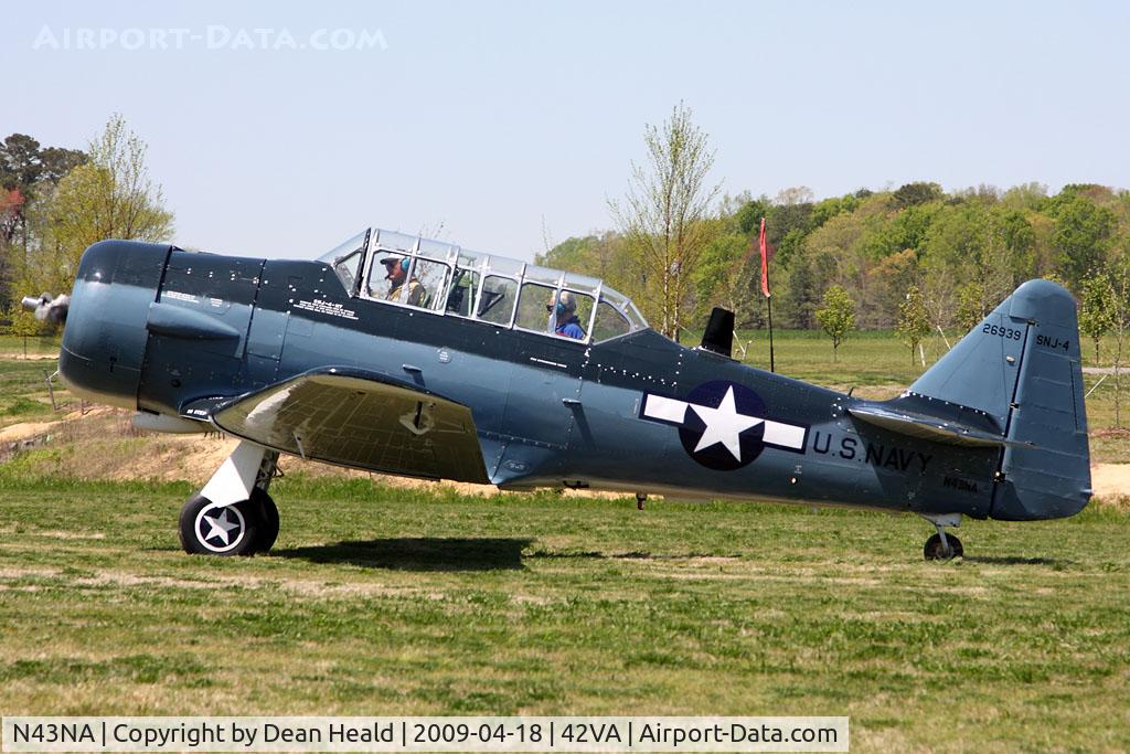 N43NA, 1943 North American SNJ-4 Texan C/N 88-11798, 1943 North American SNJ-4 N43NA starting takeoff roll on RWY 29.
