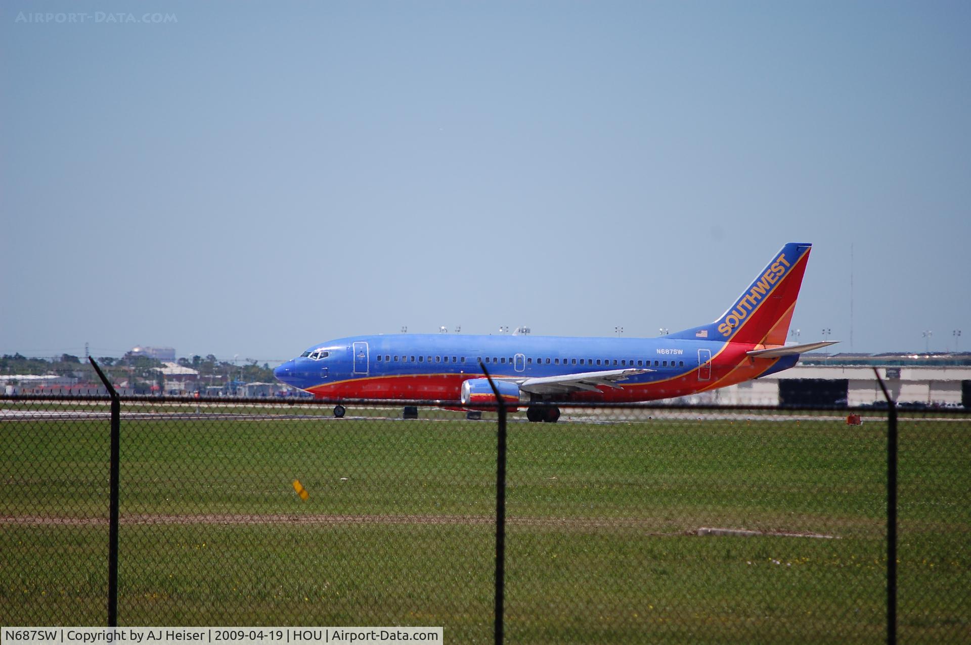 N687SW, 1986 Boeing 737-3Q8 C/N 23388, N687SW holding short rwy 30L at KHOU