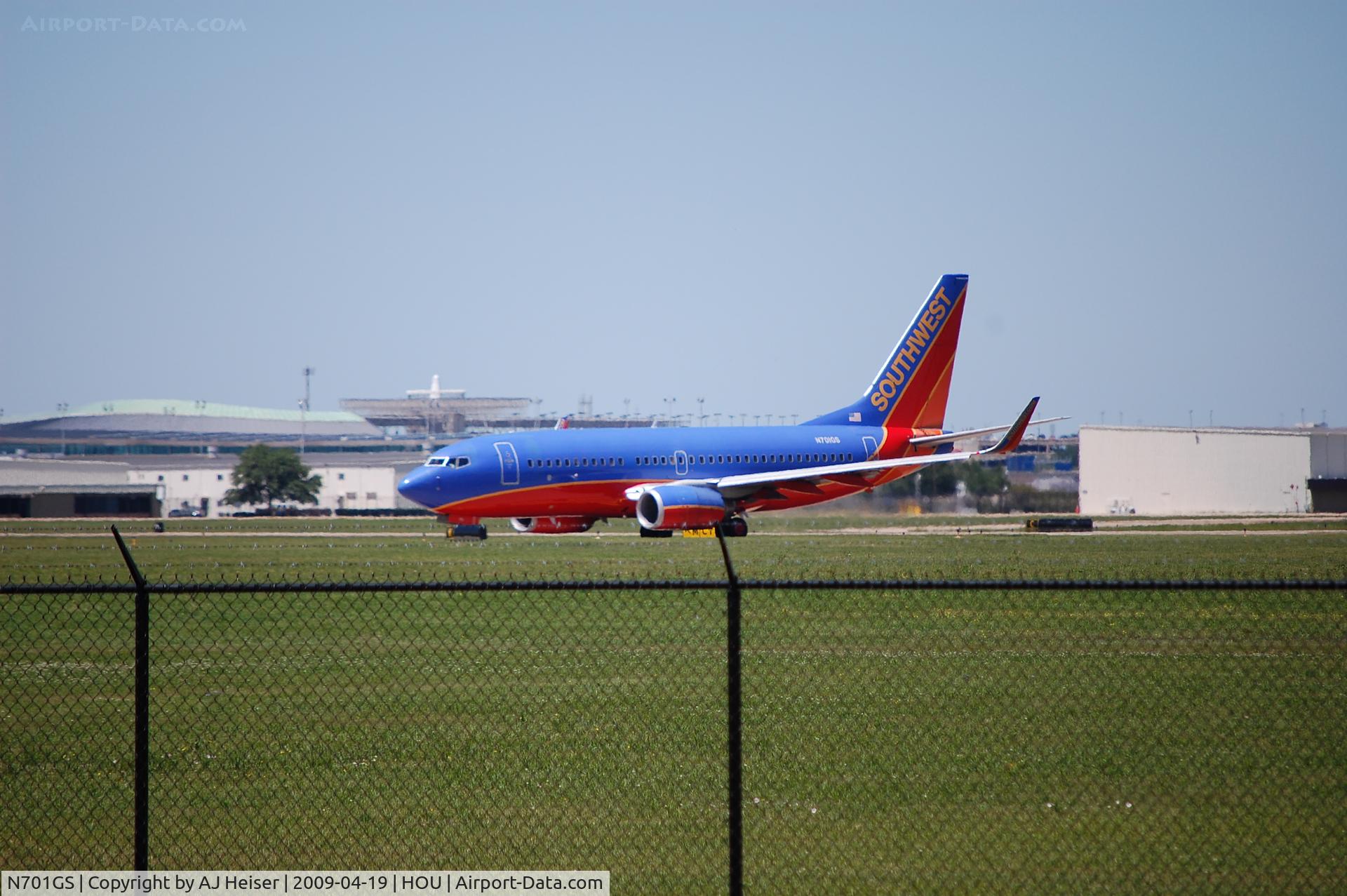 N701GS, 1997 Boeing 737-7H4 C/N 27836, N701GS holding short rwy 30L at KHOU