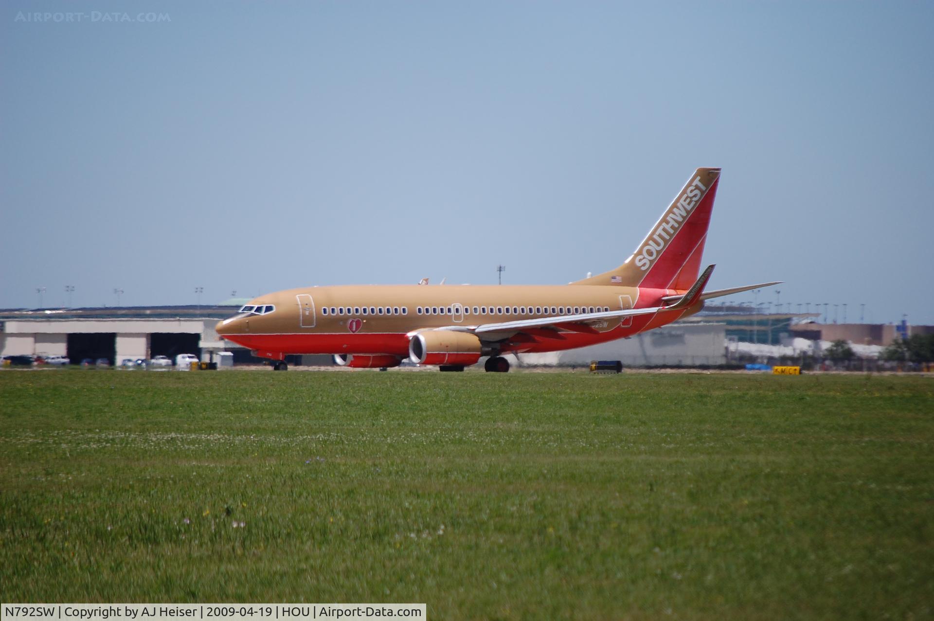 N792SW, 2000 Boeing 737-7H4 C/N 27887, N792SW holding short rwy 30L at KHOU