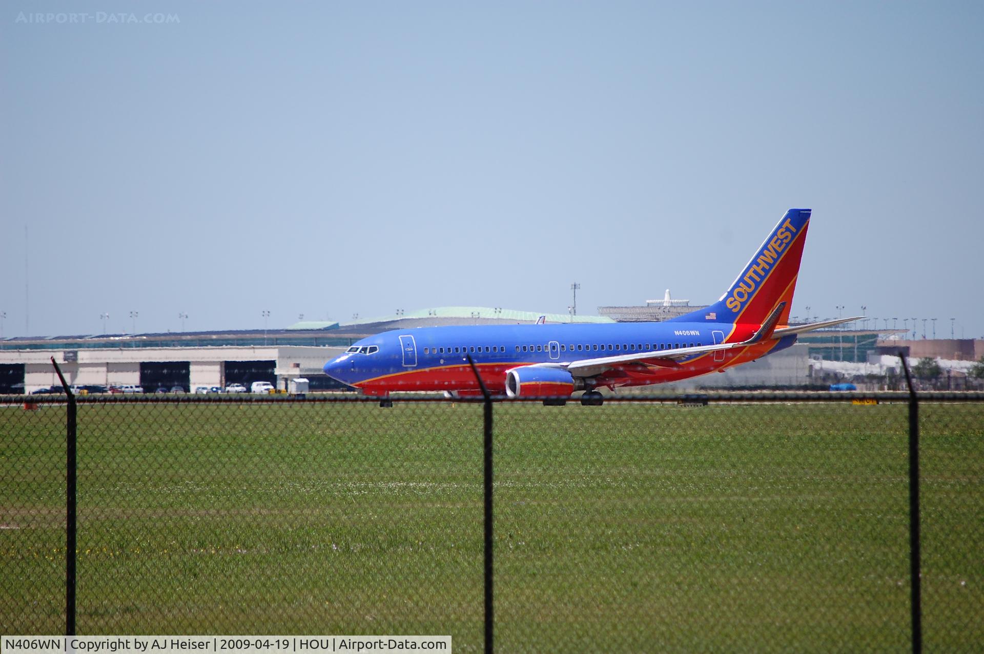 N406WN, 2001 Boeing 737-7H4 C/N 27894, N406WN holding short rwy 30L at KHOU