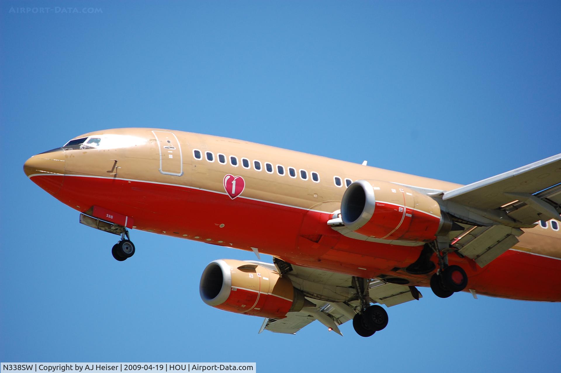N338SW, 1988 Boeing 737-3H4 C/N 23960, N338SW landing rwy 30L at KHOU