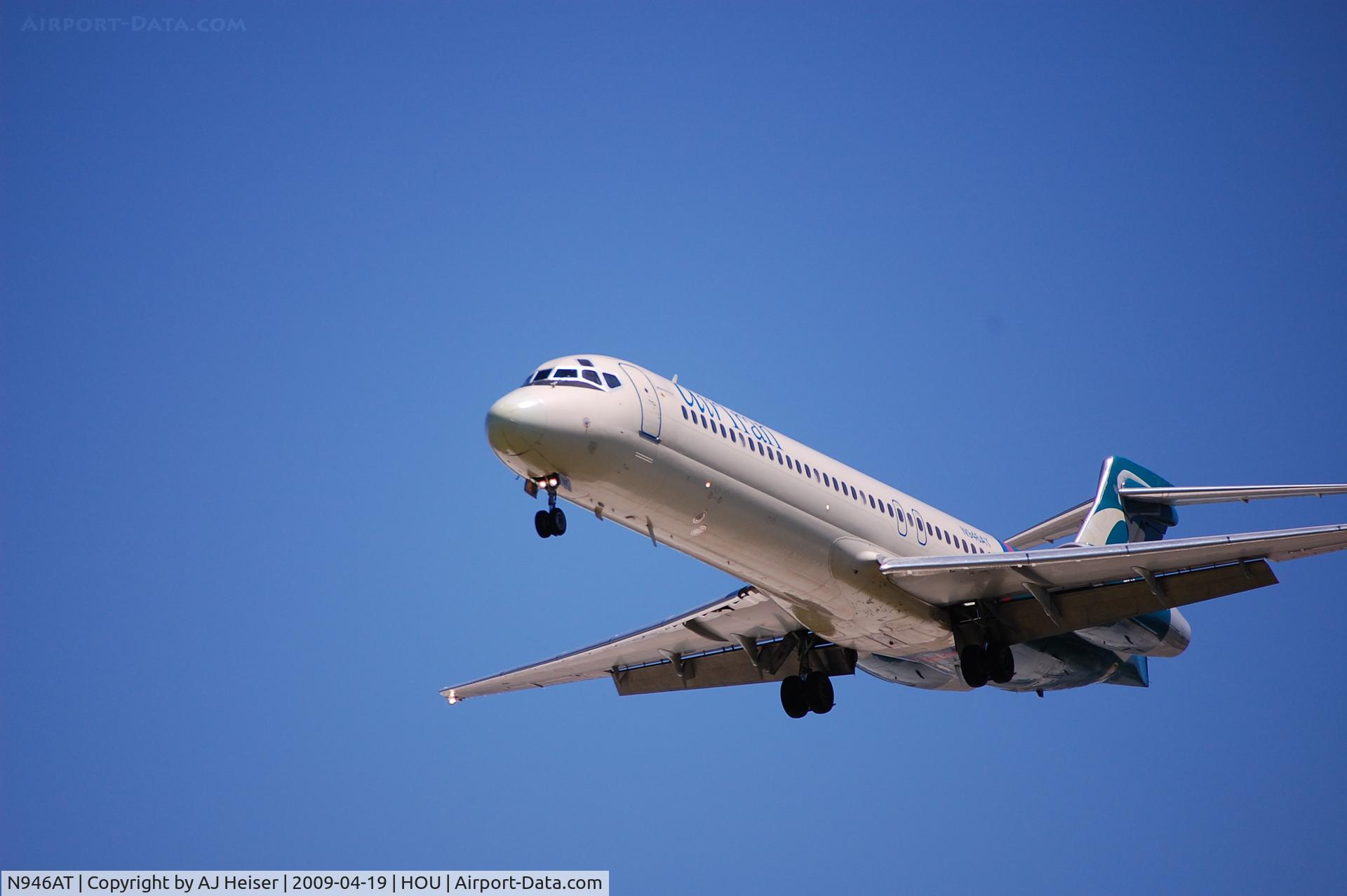 N946AT, 1999 Boeing 717-200 C/N 55009, N946AT landing rwy 30L at KHOU
