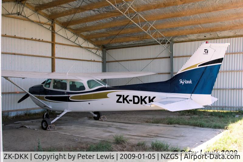 ZK-DKK, Cessna 172M C/N 17261742, J L Howe, Gisborne