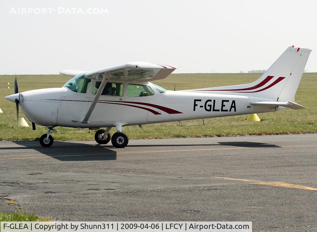 F-GLEA, Reims F172N Skyhawk C/N 172-72260, Taxiing to the Airclub parking...