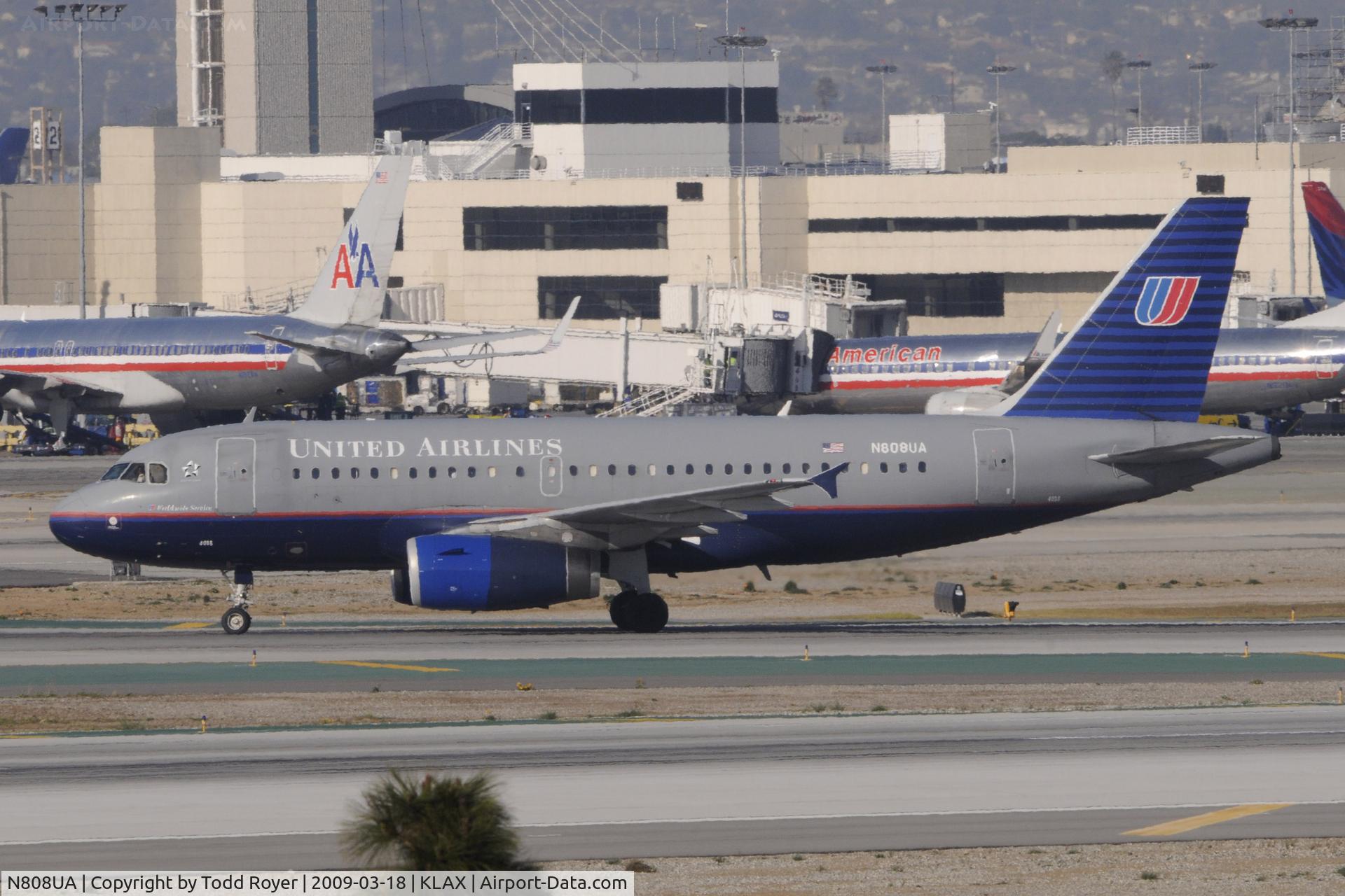 N808UA, 1998 Airbus A319-131 C/N 804, Taxi to gate