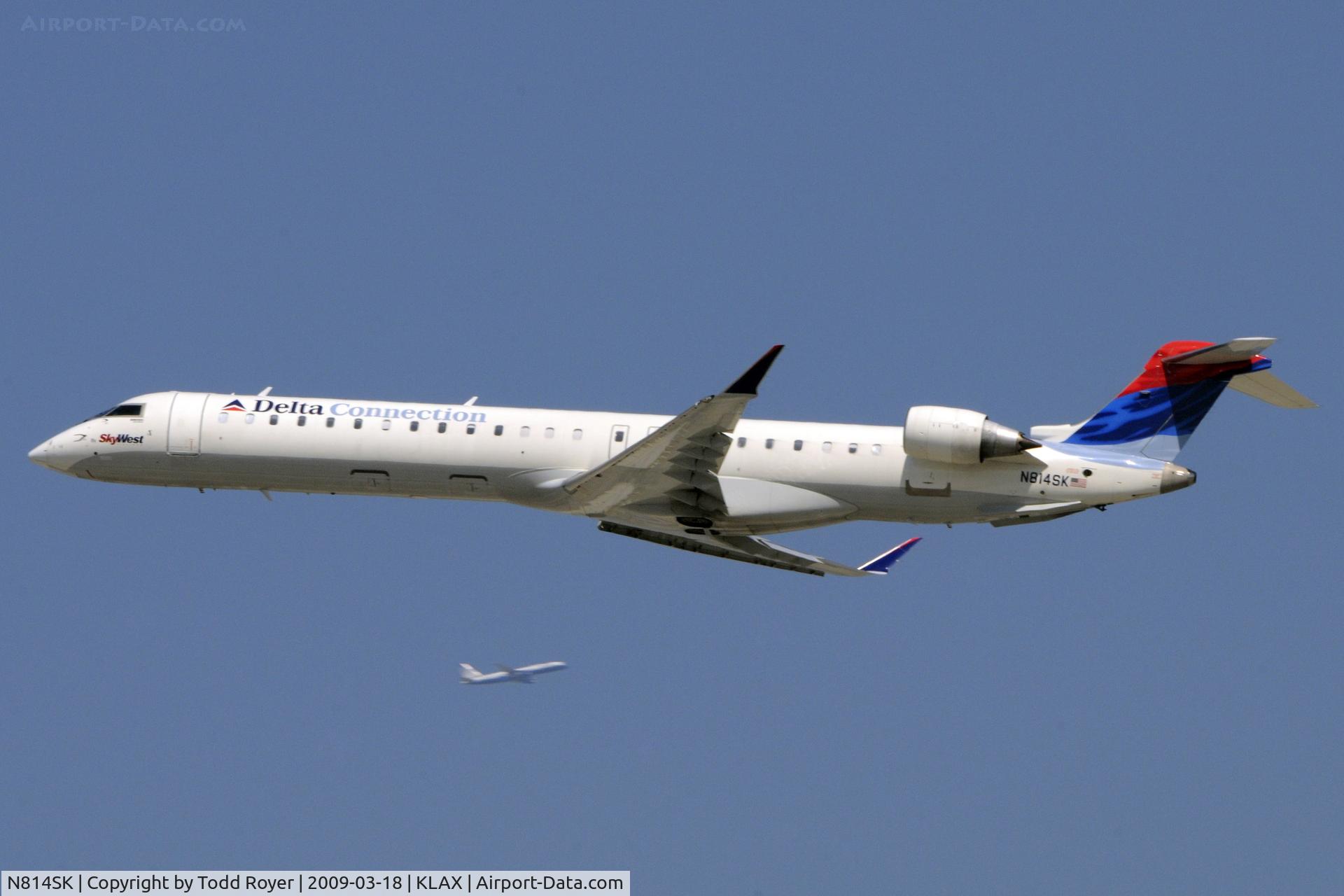 N814SK, 2006 Bombardier CRJ-900ER (CL-600-2D24) C/N 15100, Departing LAX on 25R