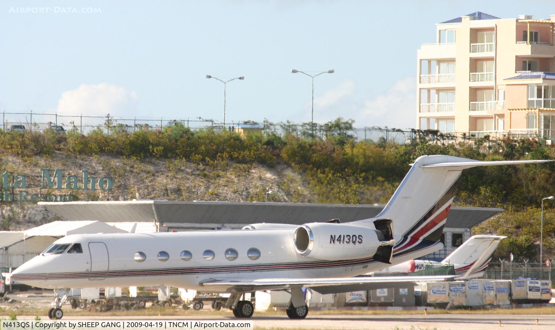 N413QS, 2004 Gulfstream Aerospace G-IV (G400) C/N 1521, taxing runway 10