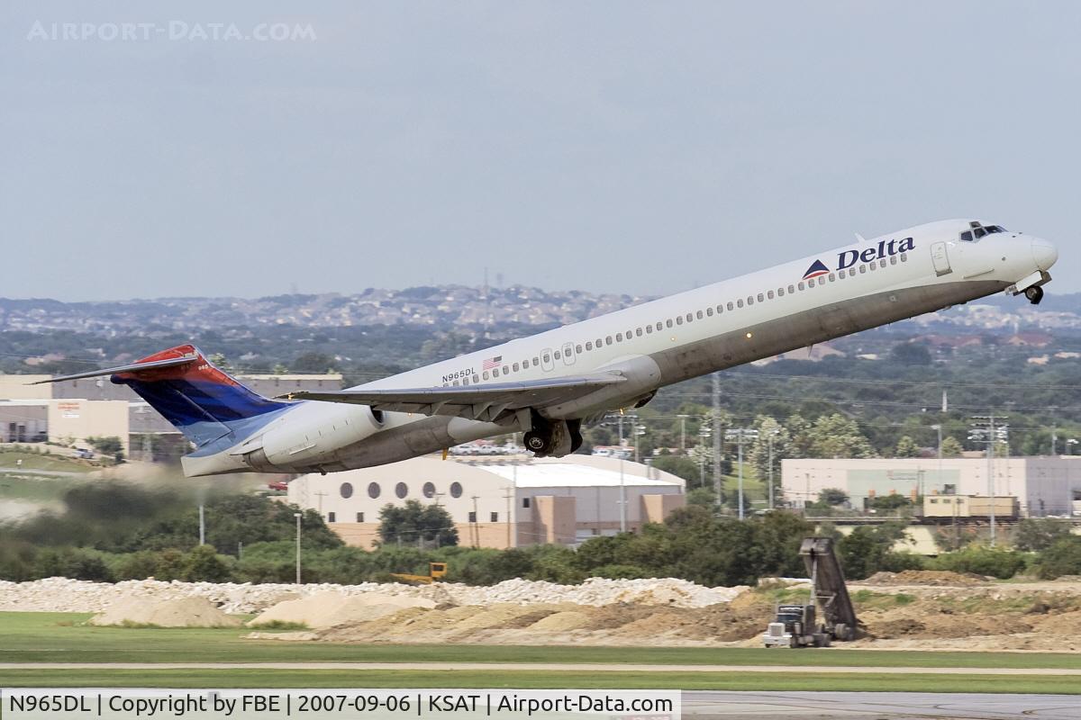 N965DL, 1990 McDonnell Douglas MD-88 C/N 49984, takeoff from KSAT