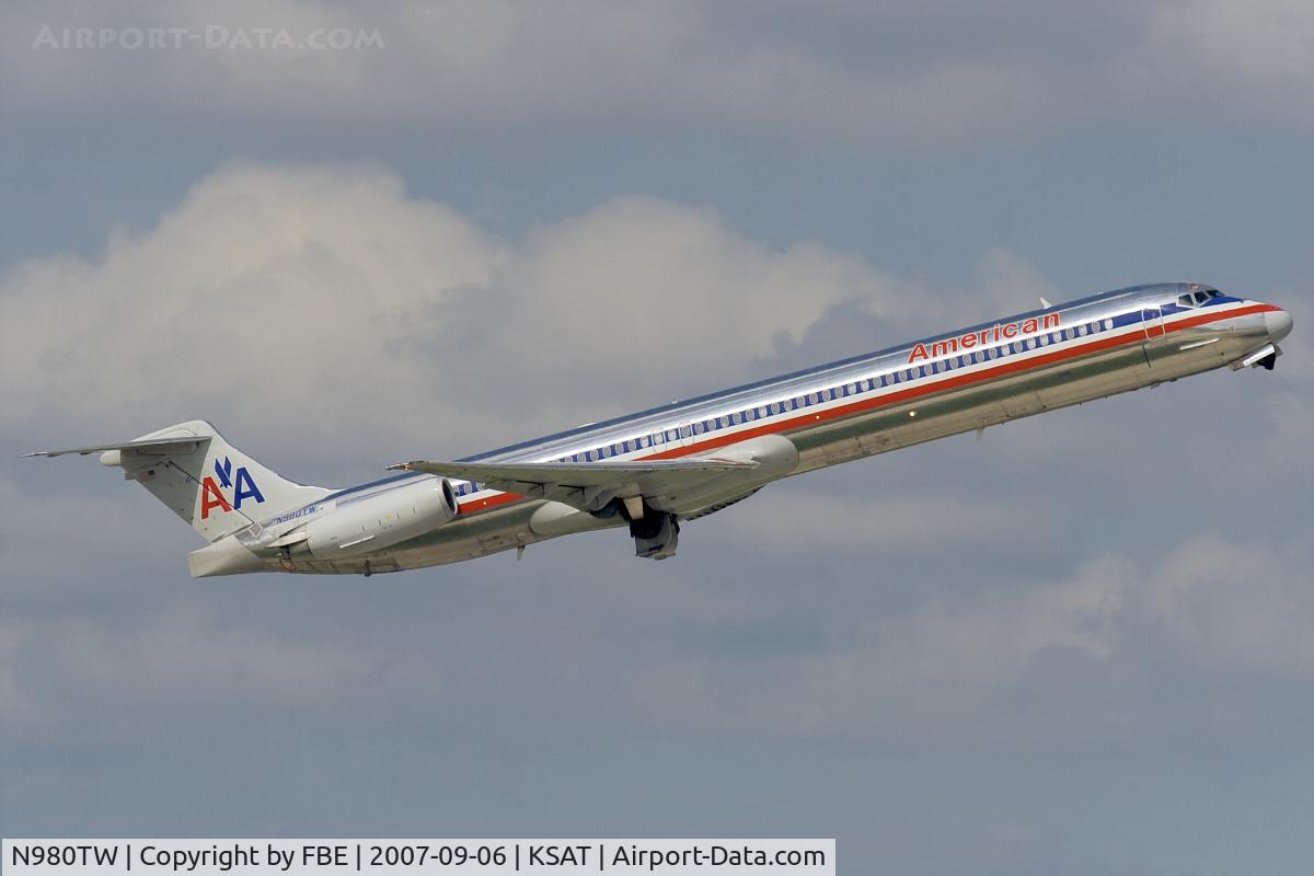 N980TW, 1999 McDonnell Douglas MD-83 (DC-9-83) C/N 53630, AA MD83 during its takeoff from KSAT