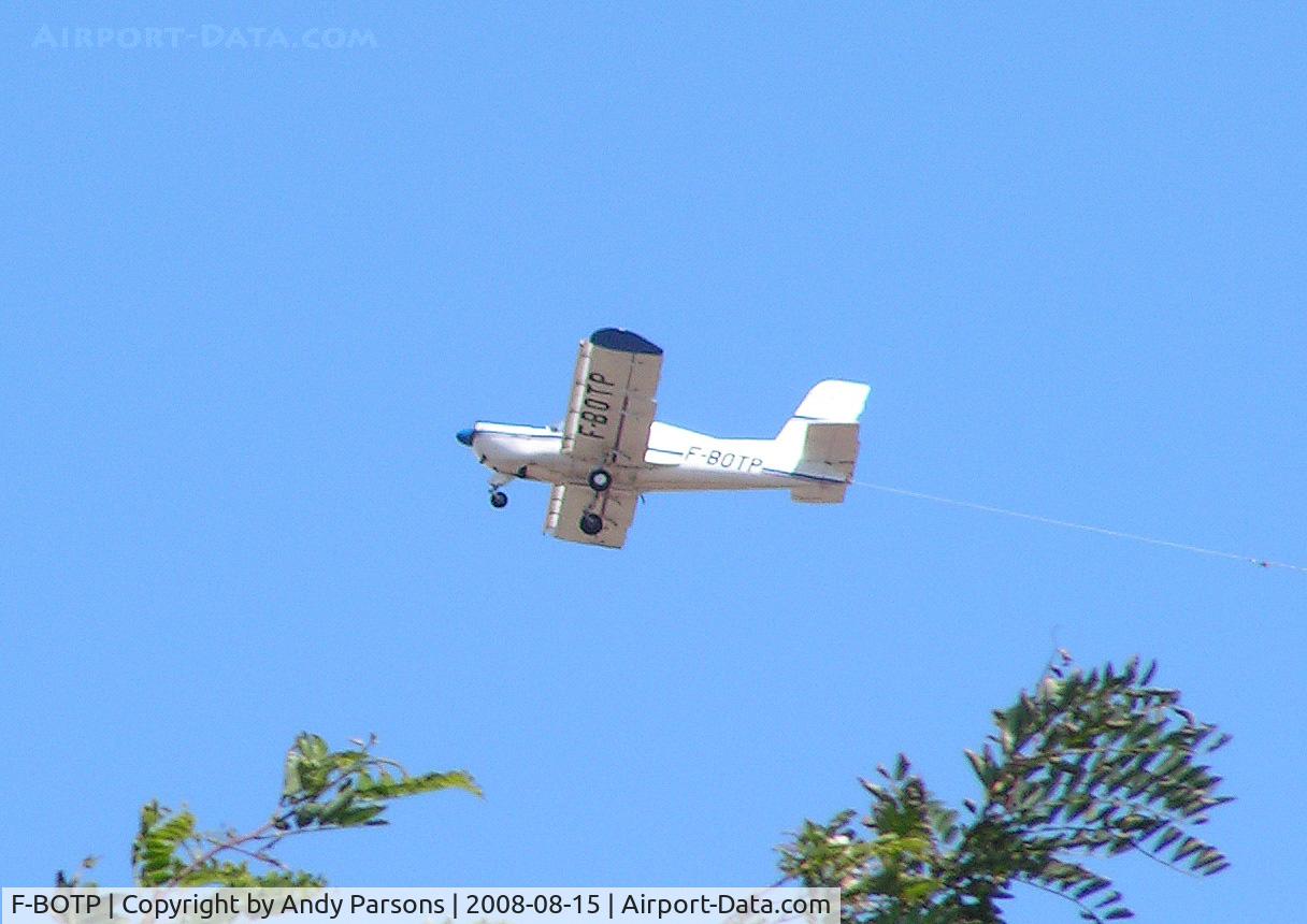 F-BOTP, Socata MS-893A Rallye Commodore 180 C/N 10669, Photo quickly snapped whilst Banner towing along the Vendee coast of France
