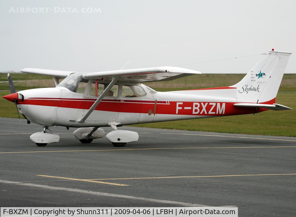 F-BXZM, Reims F172M Skyhawk Skyhawk C/N 1247, Parked at the Airclub for a flight...