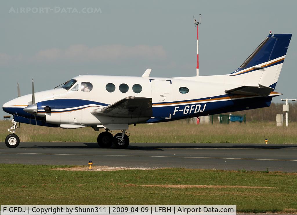 F-GFDJ, 1973 Beech E90 King Air C/N LW-86, Taxi holding point rwy 28 for departure...