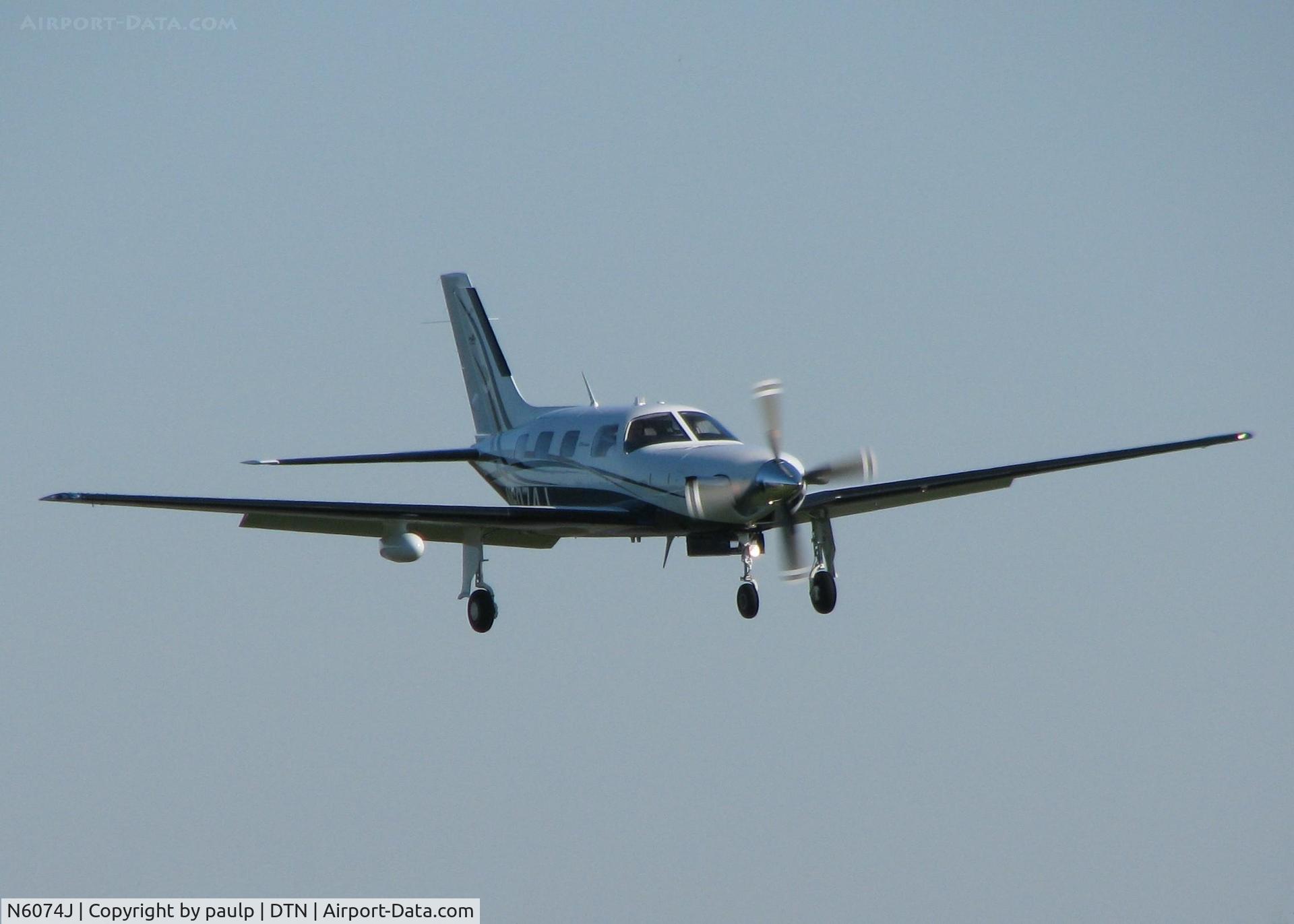 N6074J, 2009 Piper PA-46-500TP C/N 4697397, Landing on 14 at the Shreveport Downtown airport.