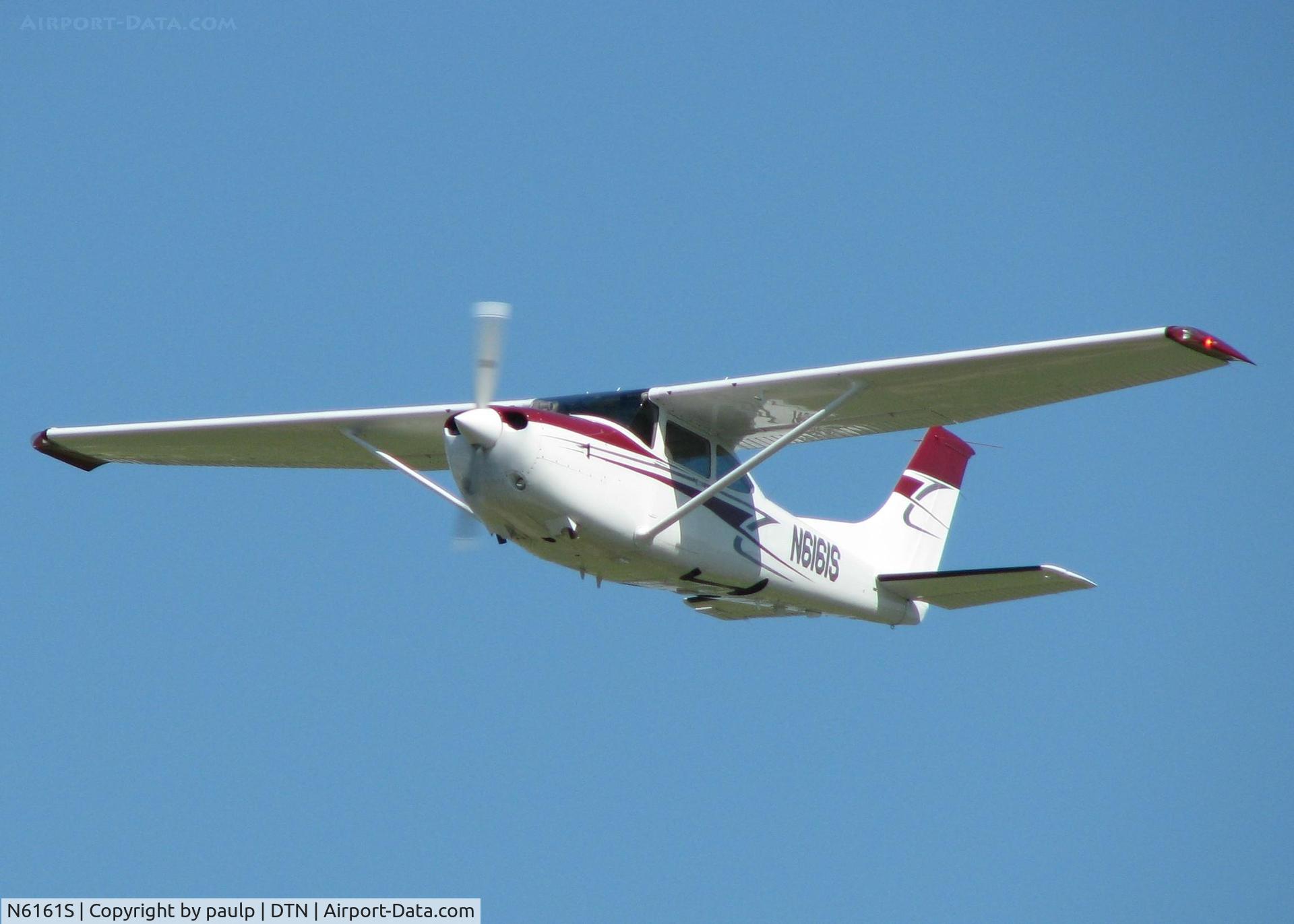 N6161S, 1980 Cessna R182 Skylane RG C/N R18201633, Off of runway 32 at the Shreveport Downtown airport.