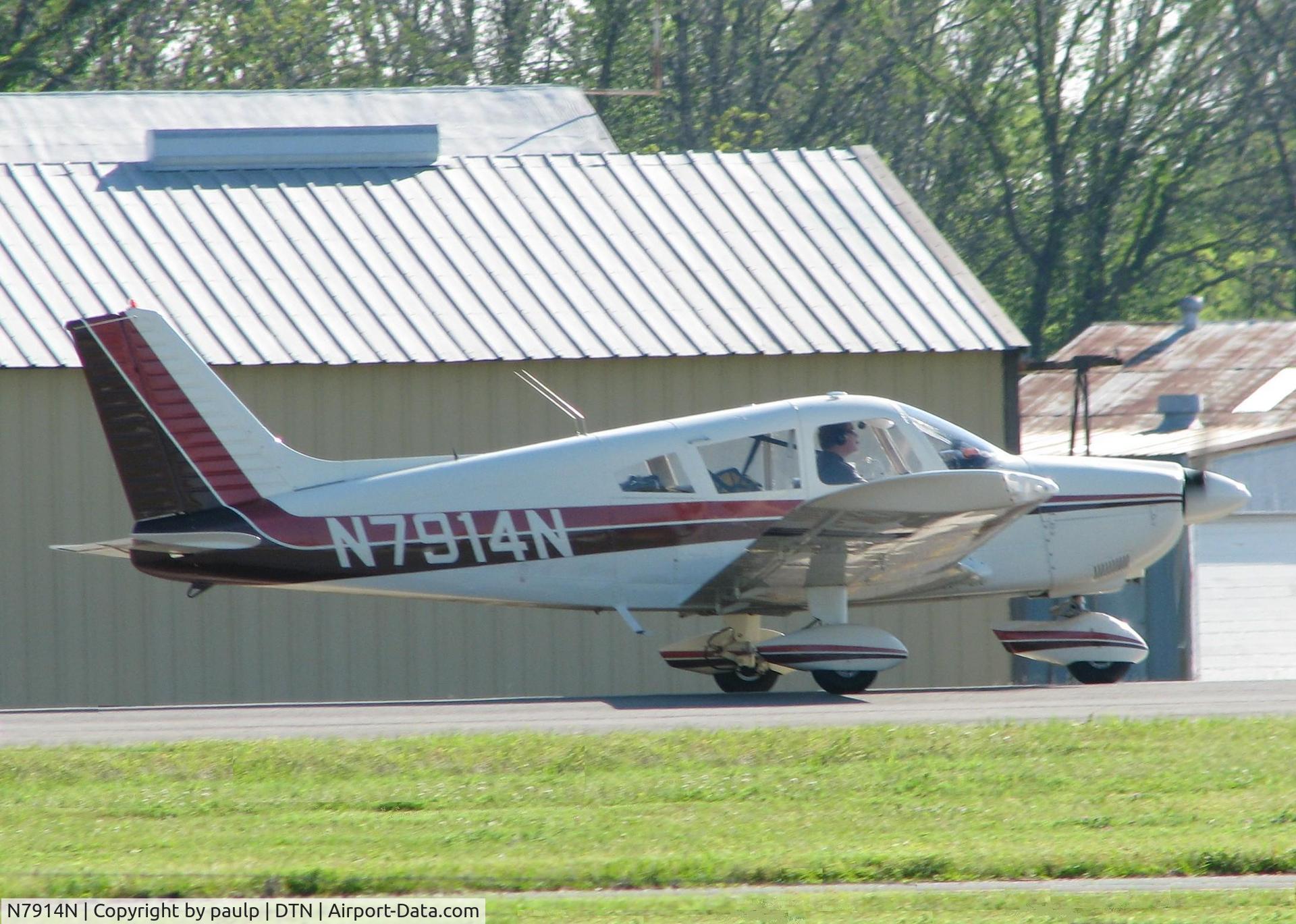N7914N, 1969 Piper PA-28-180 C/N 28-5326, Rolling for take off on runway 14 at the Shreveport Downtown airport.