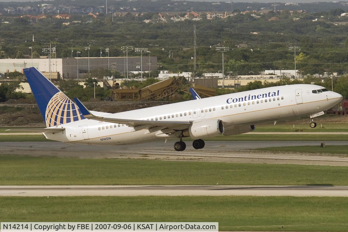 N14214, 1998 Boeing 737-824 C/N 28774, climb out