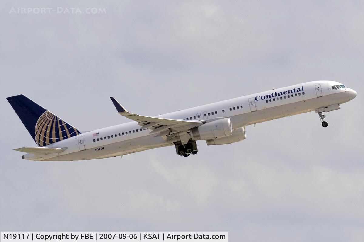 N19117, 1996 Boeing 757-224 C/N 27559, winglet equipped B757 climbs out from KSAT